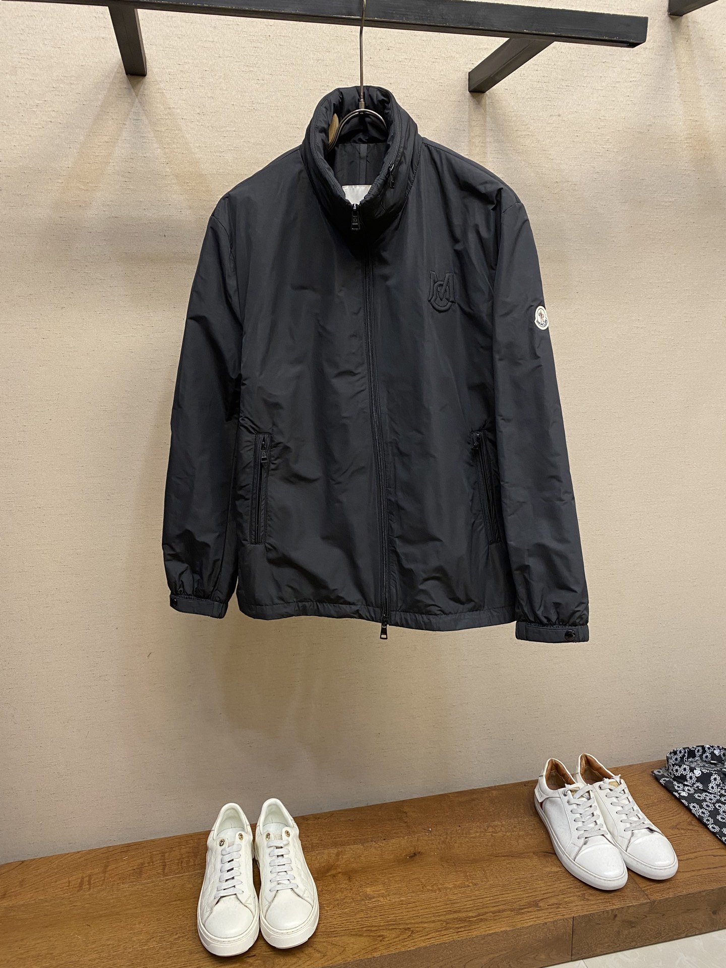 NO:514058,Moncler, men's new autumn fashion casual stand collar hidden hat design jacket jacket, a thin jacket full of high-end sense, black leather hardware sign with cuffs, neckline with hat, hat can be folded in, different styles can be selected at will. It has brand open mold custom hardware zipper head, two-way zipper closure, side zipper pocket, elastic cuff design, outer layer and inner layer are made of nylon fabric, full quality size 46-54,, jackets & coats, jackets & coats, hats, alexander wang19860909Moncler、男士秋季新款时尚休闲立领隐藏帽设计夹克冲锋衣外套,高级感满满的一款薄款外套,袖口贴袋黑色皮质五金标牌,领口带帽子,帽子可折叠收进去,不同风格随心选择.设有品牌开模定制五金拉链头、双向拉链开合、侧边拉链口袋、弹性袖口设计,外层和内里选用尼龙面料打造,全品相 尺码46-54,,jackets & coats,jackets & coats,hats,alexander wang,Men's clothing