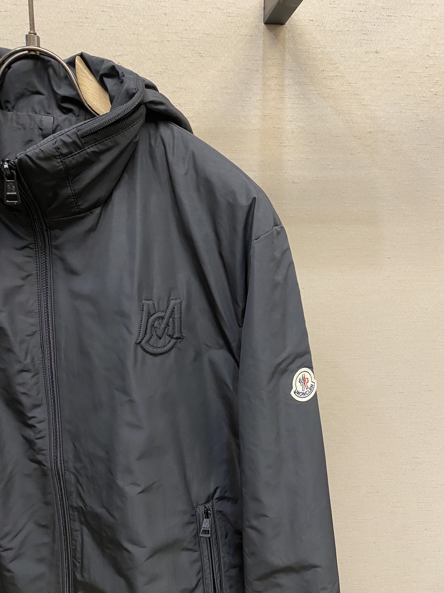 🌟🌟Moncler、男士秋季新款时尚休闲立领隐藏帽设计夹克冲锋衣外套，高级感满满的一款薄款外套，袖口贴袋