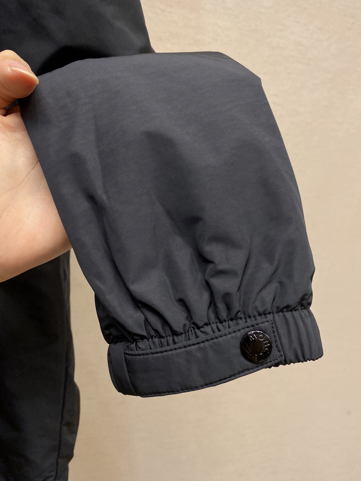 🌟🌟Moncler、男士秋季新款时尚休闲立领隐藏帽设计夹克冲锋衣外套，高级感满满的一款薄款外套，袖口贴袋