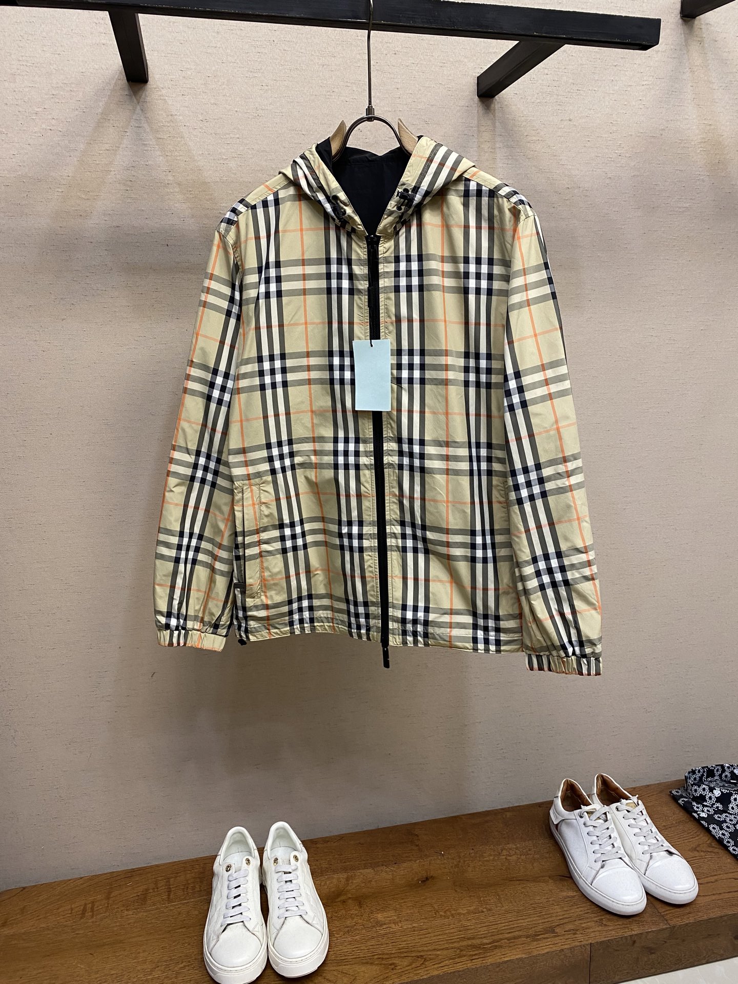 NO:514055,BBR, B Home 25 new men's double-sided two-wear plaid equestrian casual jacket, lightweight twill jacket, paired with drawstring hood, double-sided two-wear style, one side is decorated with Burberry plaid, and the other side is a solid color design embellished with the equestrian knight logo, from Burberry classic series, interpreting the essential styles of the wardrobe in a distinct brand style. Two-way zipper opening and closing, drawstring hood and hem, zippered pockets on both sides, elastic cuffs, full quality Size 46-54,,burberry,jackets & coats,jackets & coats,hats,alexander wang19860909BBR,B家 25新品男装双面两穿格纹马术休闲夹克外套,轻盈对位斜纹外套,搭配抽绳连帽,双面两穿款式,一面装饰 Burberry 格纹,另一面为点缀马术骑士徽标的纯色设计,来自 Burberry 经典之作系列,以鲜明品牌风格诠释衣橱必备款式.双向拉链开合,抽绳式连帽与衣摆,拉链两侧袋、弹性袖口、全品相 尺码46-54,,burberry,jackets & coats,jackets & coats,hats,alexander wang,Men's clothing