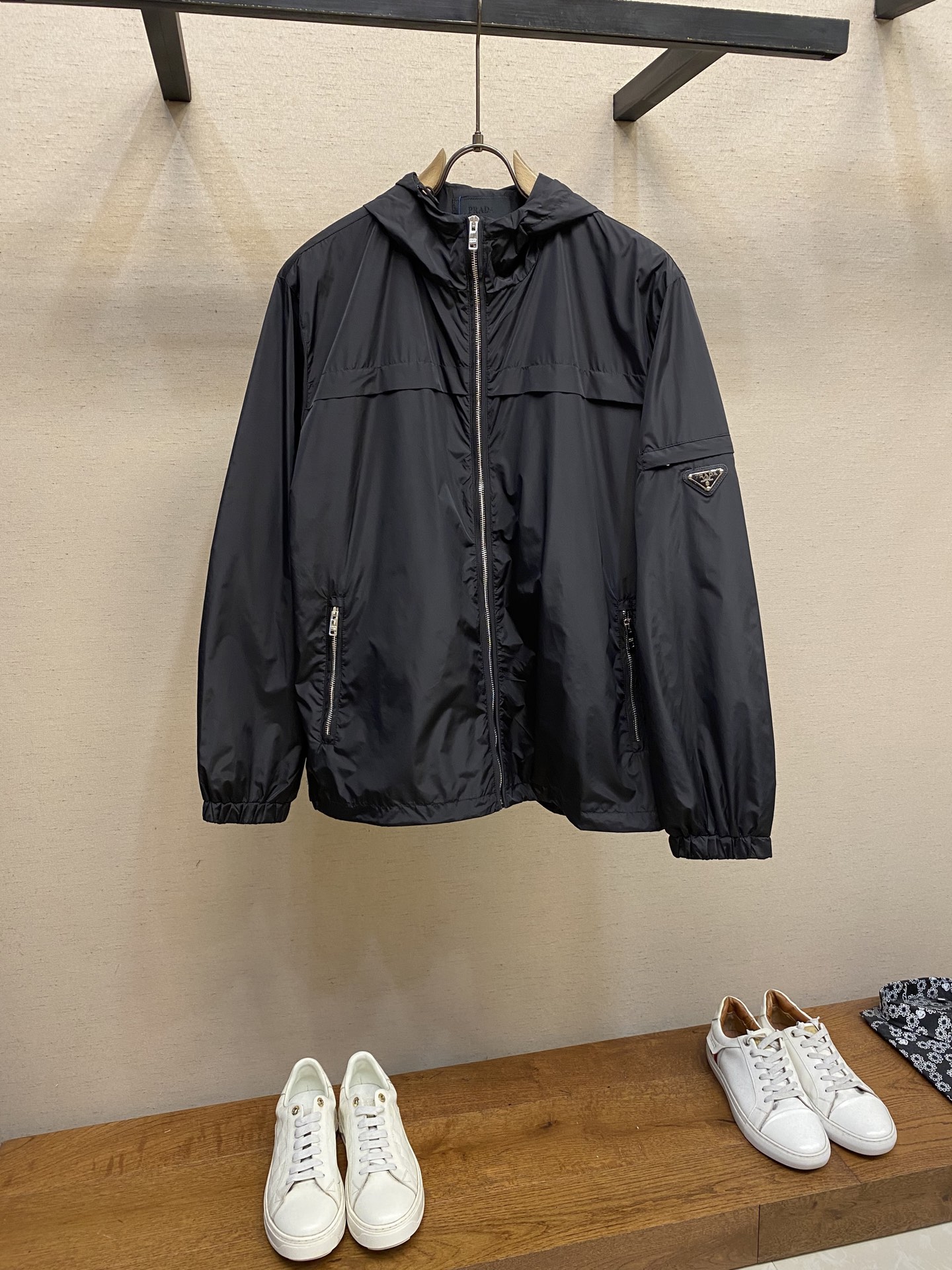 NO:514052,Prada, 2025 new men's casual custom jacket. Wearing a simple and capable casual jacket, you will instantly return to fashionable and domineering, and it is full of vitality. The most popular prehistoric small stand-alone collar zipper design, all the fabrics need to be customized, full of luxury. The slim tailoring reflects our perfect body shape, which can be easily controlled regardless of weight. Super versatile style, no matter how big it is, suitable for wearing different age groups. High street wear style, spring and summer matching tools Size 46-54,,prada, jackets & coats, jackets & coats, alexander wang19860909Prada、2025新款男士休闲定制夹克外套.穿上简约干练的休闲外套,瞬间重回时髦霸气,又是活力满满的状态.史前最流行的小立领拉链设计,面料全部需要定制,奢华感十足.修身的剪裁体现出我们完美的体型无论胖瘦都可以轻松驾驭.超百搭款式,不挑身材的款,适合不同年龄段穿着.高街实穿款,春夏搭配利器 尺码46-54,,prada,jackets & coats,jackets & coats,alexander wang,Men's clothing