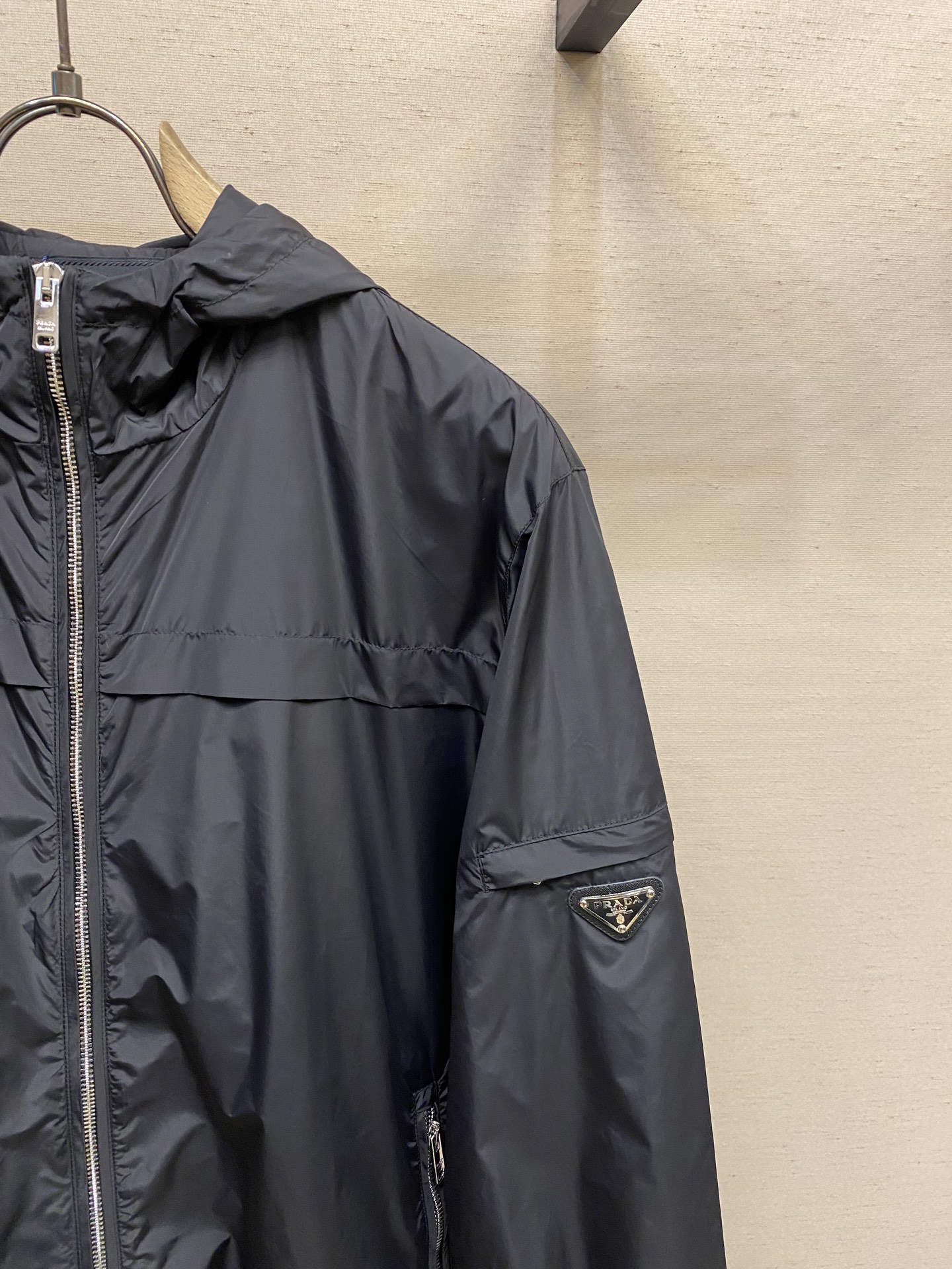 🌟🌟Prada、2025新款男士休闲定制夹克外套。穿上简约干练的休闲外套，瞬间重回时髦霸气，又是活力满满
