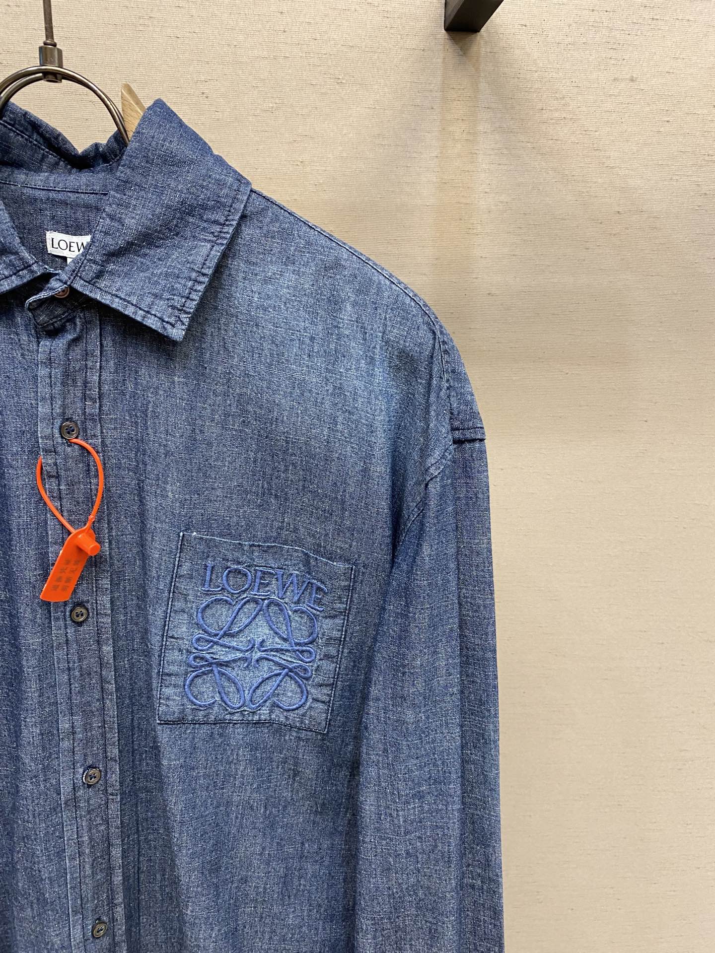 🌟🌟 Loewe Anagram 渐变刺绣口袋衬衫

定制优棉青年布贵织 轻盈坚韧 垂感爽滑 舒适贴肤 