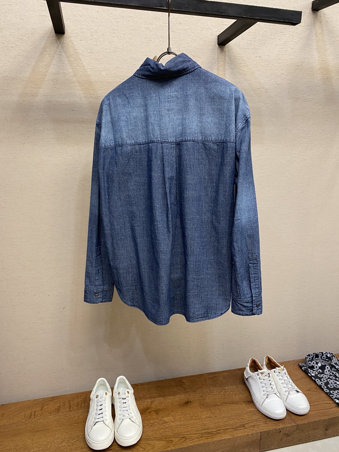 🌟🌟 Loewe Anagram 渐变刺绣口袋衬衫

定制优棉青年布贵织 轻盈坚韧 垂感爽滑 舒适贴肤 