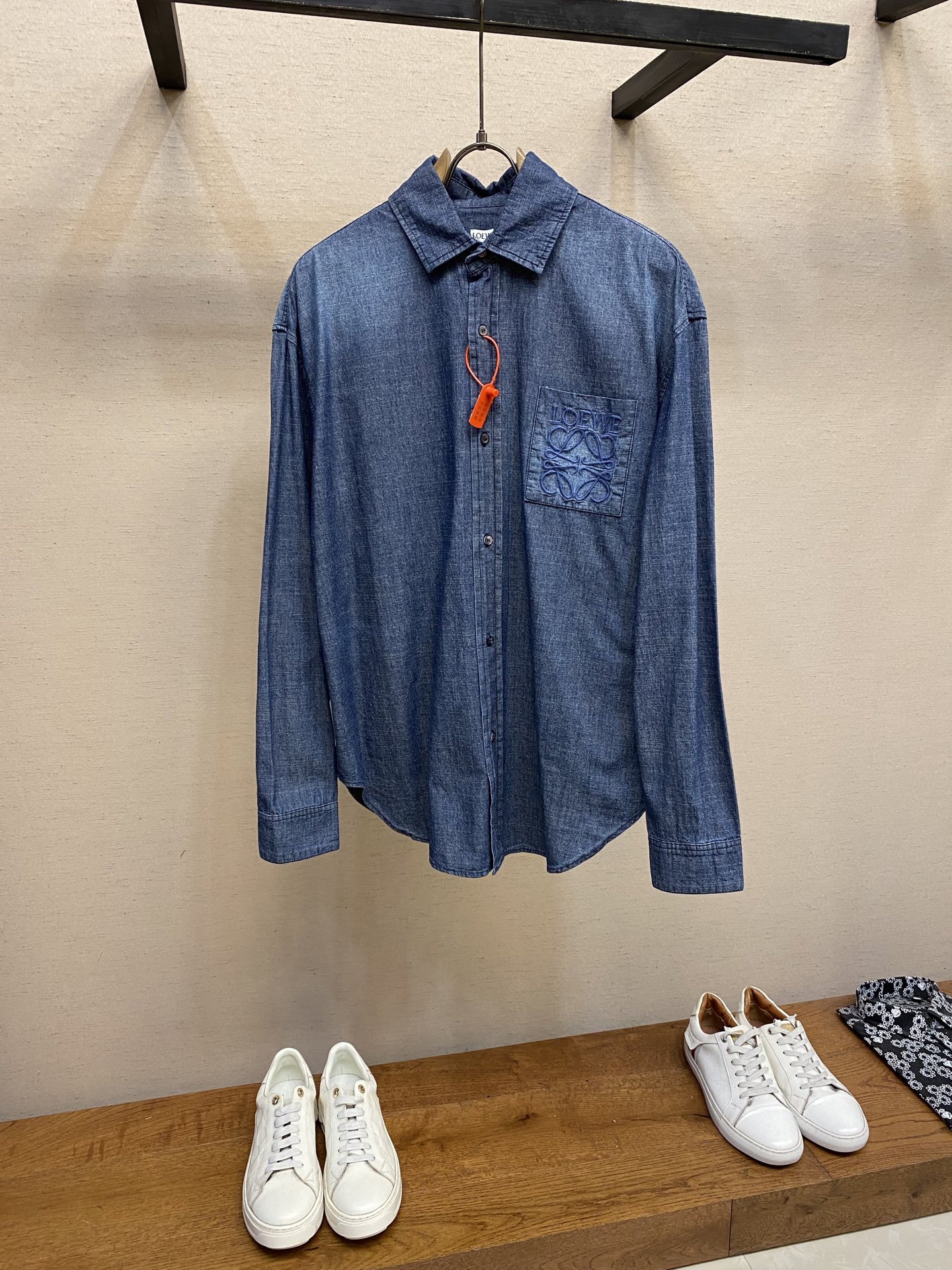 NO:514063,Loewe Anagram Gradient embroidery pocket shirt Customized cotton youth cloth expensive woven Light and tough Draping and smooth Comfortable skin Focus with unique washing Gradient blue as the main tone From deep to shallow From thick to light Like a melodious blue symphony The patch pocket on the chest is decorated with Loewe Anagram embroidery as the soul Engraved LOEWE casual elegance Natural and smooth lines Showing casual and free and easy Giving a new visual focus with a very artistic posture A rare fashionable product in the closet Craft 1 Embroidery using imported machines Use advanced computer control systems and precision mechanical components to realize Loewe embroidery operation Neat and flat workmanship Full of lines Fine pins Craft 2: Gradient dynamic spray dyeing process Utilize special spray dyeing equipment  Precisely spray dye onto the surface of the fabric in a mist form (by precisely controlling the different dimensions of the spraying dyeing equipment, combining the movement speed and direction during the dyeing process) Present a smooth and natural transition effect of color Craft 3: Butterfly puffing and puffing technology Inspired by the beautiful form of butterflies Shape a flexible folding effect on the clothing through precise puffing techniques Make the clothing more fitting to the body Craft 4: The fabric is washed with sand, with better texture, not easy to deform, not easy to shrink, not easy to fade, maintain long-term beauty Size 44, 46, 48, 50, loewe, shirts, alexander wang19860909Loewe Anagram 渐变刺绣口袋衬衫 定制优棉青年布贵织 轻盈坚韧 垂感爽滑 舒适贴肤 以独特的水洗渐变蓝为主基调 从深至浅 由浓转淡 宛如一首悠扬的蓝色交响曲 胸前贴袋饰以Loewe Anagram刺绣为灵魂所在 镌刻LOEWE式随性优雅 自然流畅的线条 尽显随性洒脱 以一种极具艺术性地姿态赋予了全新的视觉焦点 衣橱中不可多得的时尚臻品 工艺1采用进口机绣花 使用先进的计算机控制系统和精密的机械部件 实现Loewe绣花作业 做工工整平整 线条感十足 针脚细密 工艺2: 渐变动态喷染工艺 利用专门的喷染设备 将染料以雾状的形式精准地喷射到布料表面（通过精确控制喷染设备的喷射不同维度 结合染过程中的移动速度和方向） 呈现颜色的平滑自然过渡效果 工艺3: 蝶韵捏褶合体省道技术 以蝴蝶的优美形态为灵感 通过精准的捏褶手法 在服装上塑造出如蝶翼般灵动的褶皱效果 使服装更贴合身体 工艺4: 面料都经过砂洗 手感质感更佳 不易变形 不易缩水 不易褪色 保持长久的美观 尺码44,46,48,50,,loewe,shirts,alexander wang,Men's clothing