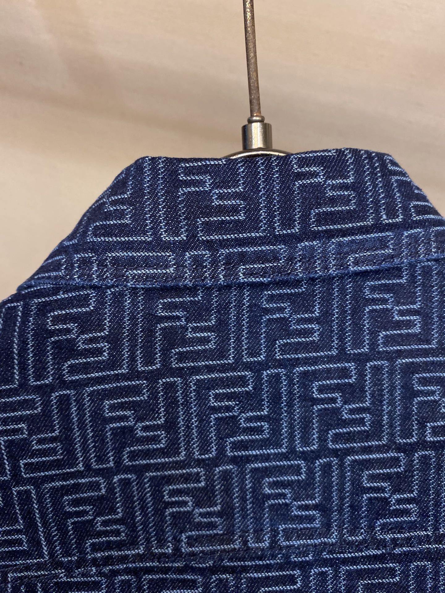 🌟🌟 Fendi FF提花牛仔夹克

定制11水洗深蓝色FF提花牛仔面料 纹理清晰 色彩鲜艳 触感细腻 