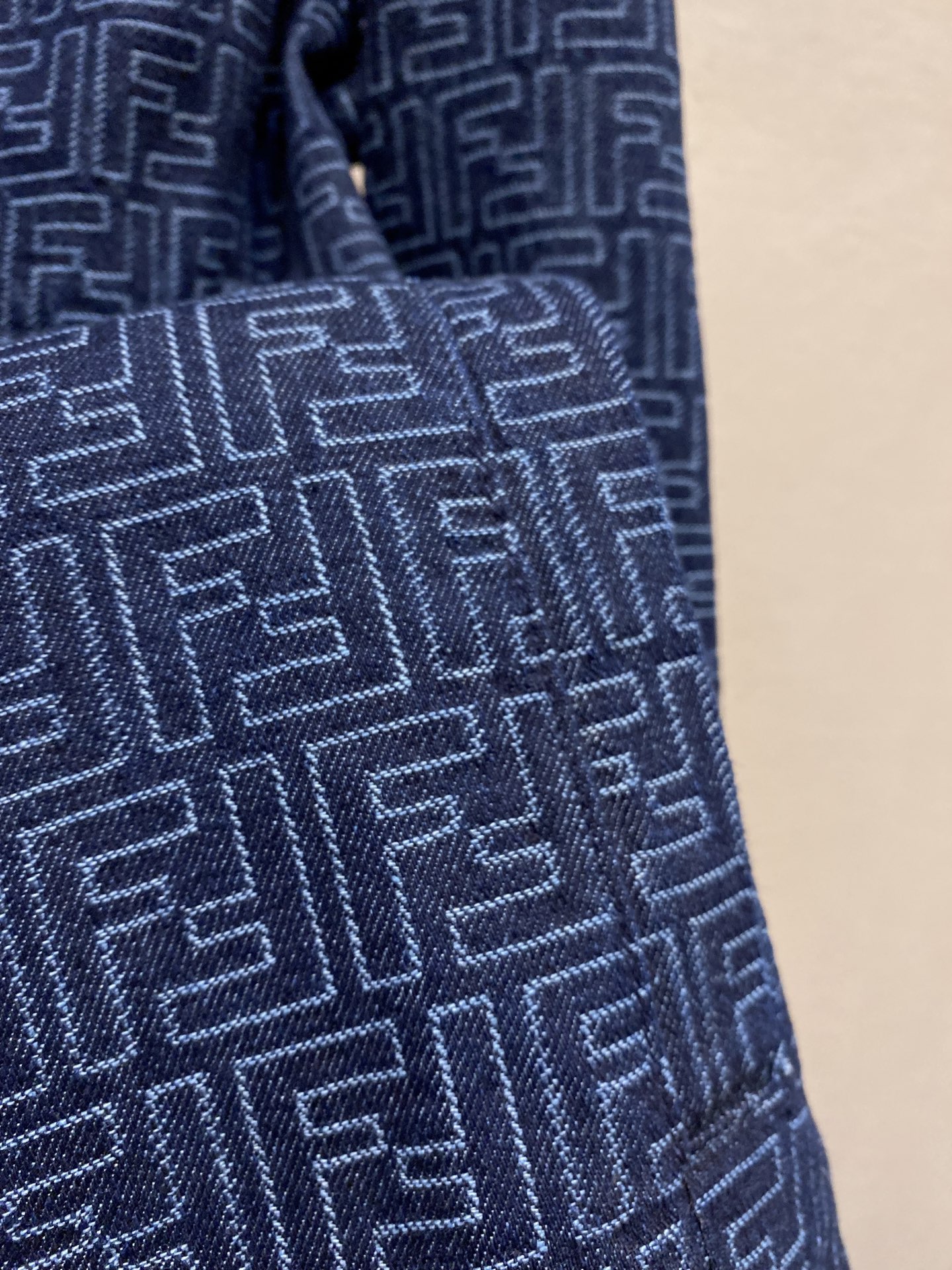 🌟🌟 Fendi FF提花牛仔夹克

定制11水洗深蓝色FF提花牛仔面料 纹理清晰 色彩鲜艳 触感细腻 