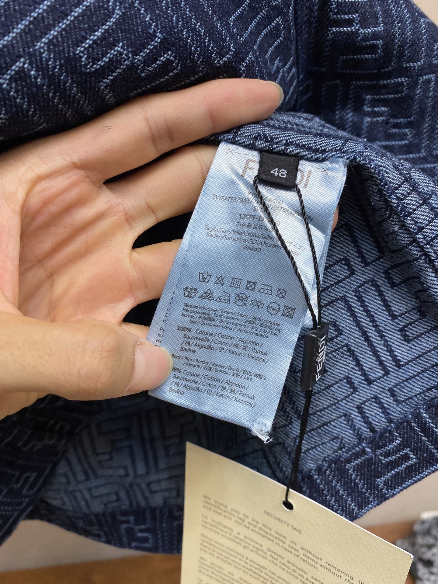 🌟🌟 Fendi FF提花牛仔夹克

定制11水洗深蓝色FF提花牛仔面料 纹理清晰 色彩鲜艳 触感细腻 