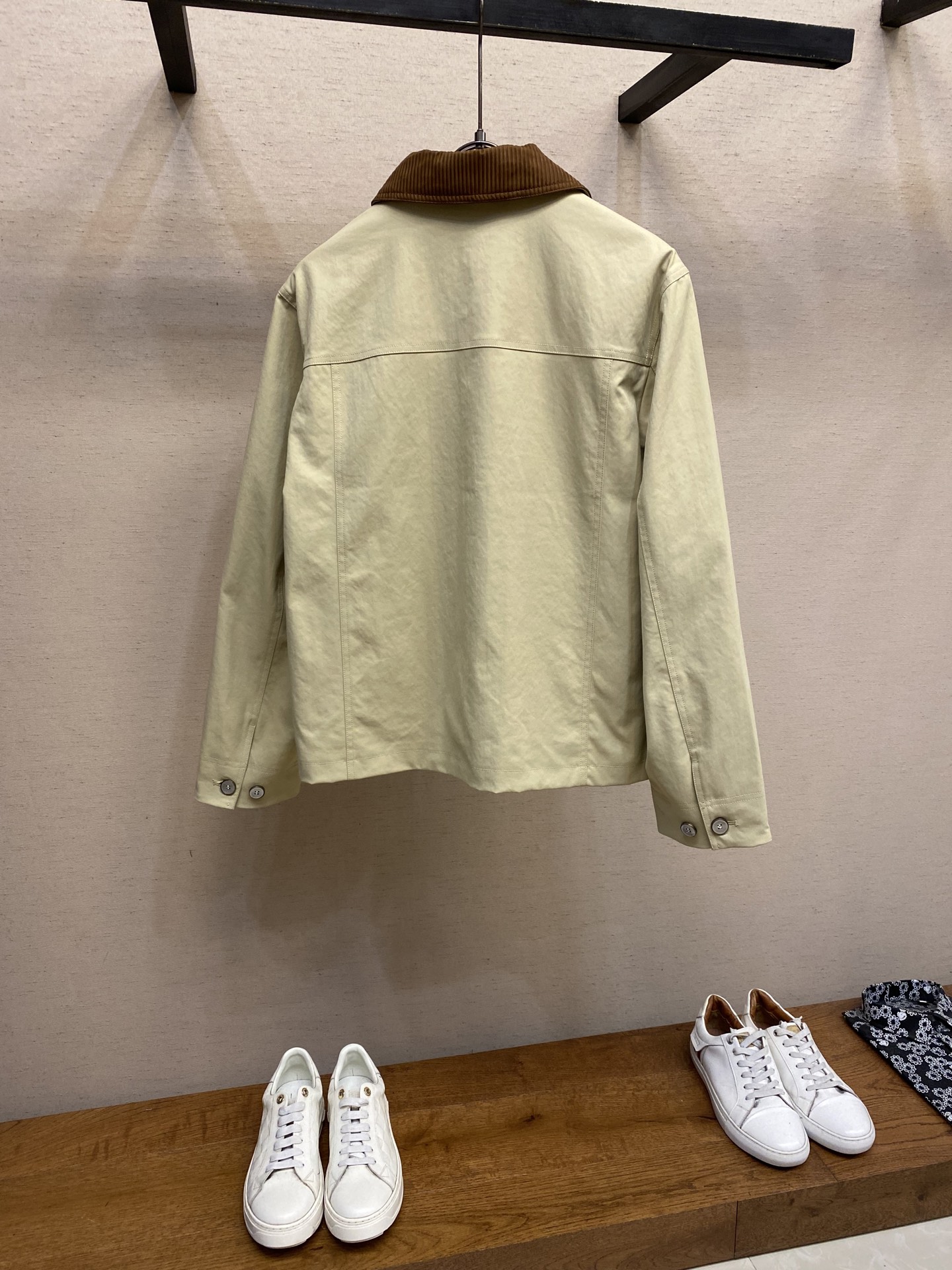 🌟🌟1V，2025早秋新品，多袋夹克，修身版型，特殊工艺涂层棉质面料，有里外套🧥。胎牛皮工艺领口。内里两