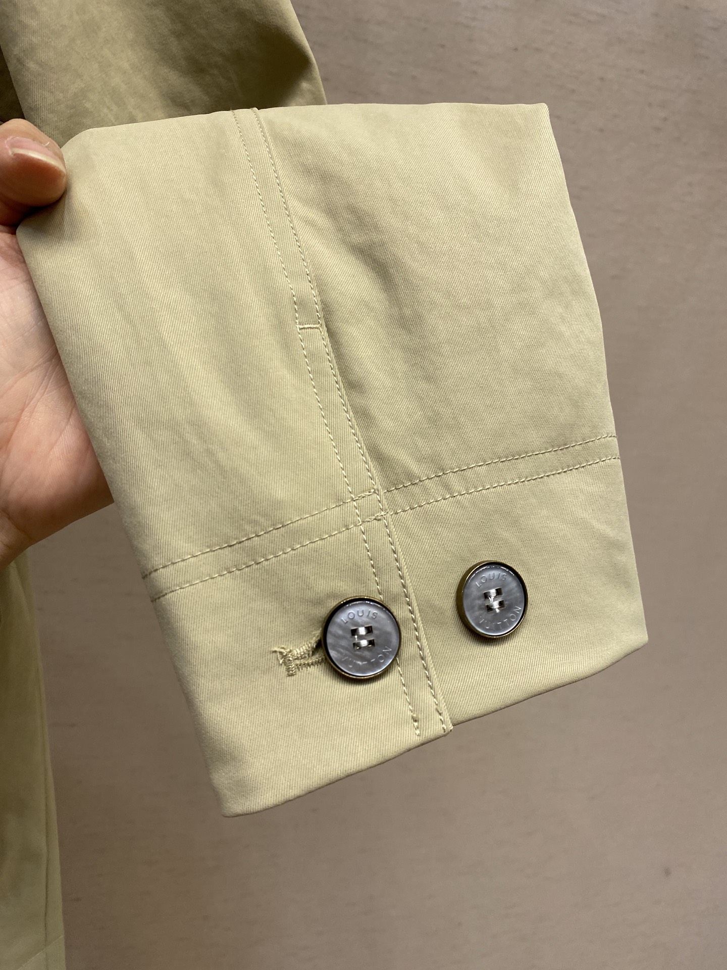 🌟🌟1V，2025早秋新品，多袋夹克，修身版型，特殊工艺涂层棉质面料，有里外套🧥。胎牛皮工艺领口。内里两