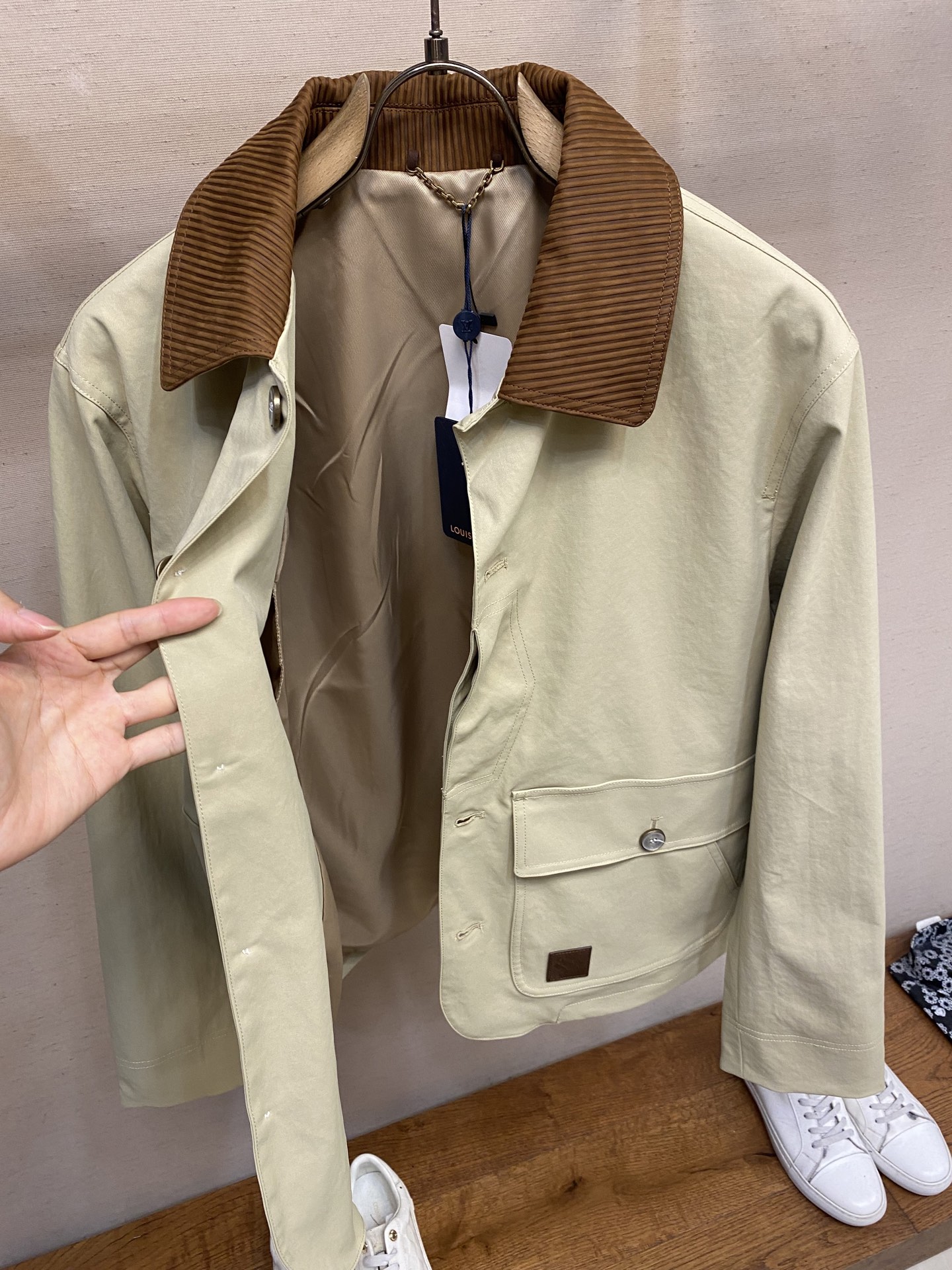 🌟🌟1V，2025早秋新品，多袋夹克，修身版型，特殊工艺涂层棉质面料，有里外套🧥。胎牛皮工艺领口。内里两