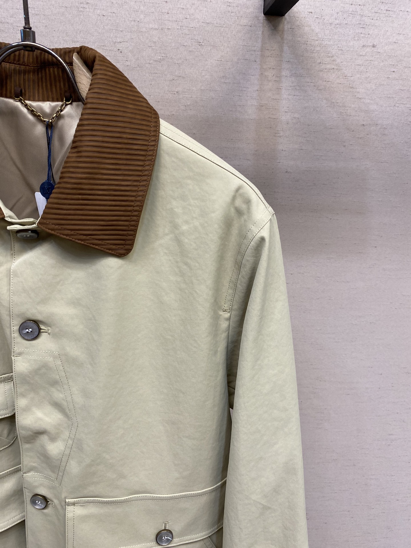 🌟🌟1V，2025早秋新品，多袋夹克，修身版型，特殊工艺涂层棉质面料，有里外套🧥。胎牛皮工艺领口。内里两