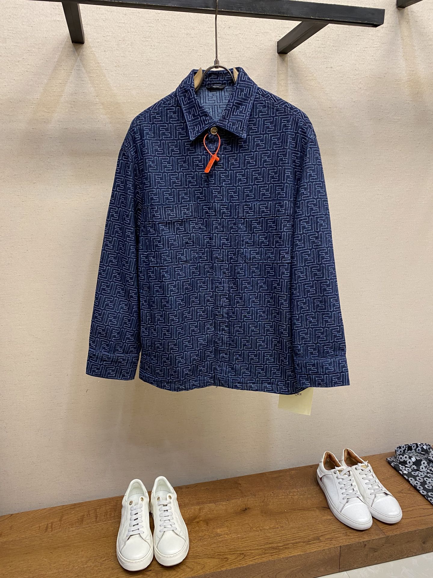 NO:514060,Fendi FF jacquard denim jacket Customized 1:1 wash dark blue FF jacquard denim fabric with clear texture, bright colors, delicate touch, comfortable skin, based on washing dark blue, mysterious and noble Decorated with Fendi brand soul mark FF is laid on the jacket in a full form, an impactful visual feast, smooth and rhythmic lines, a perfect fusion of luxury and personality, and becomes the dominant item in the field of wear with unique charm Craft 1: Customized Fendi FF jacquard fabric forms an FF flower case through warp and weft tissue changes The jacquard loom weaves the jacquard grey fabric before dyeing and sorting The details are shown in the true chapter Craft 2: Use CNC laser to burn the flower and cut the laser beam based on the high energy characteristics of the laser generator to accurately control the movement path of the laser beam through the laser generator to achieve accurate cutting of the cut shape Process 3:  Manual secondary positioning: Accurate positioning and vehicle making according to the original version. To achieve the whole body alignment and alignment of double F letters requires workers to have superb skills and patience. The workmanship is complicated and time-consuming. Process 4: The fabric is washed and fixed by sand. The texture is better. It is not easy to deform. It is not easy to shrink. It is not easy to fade. It maintains long-term beauty. Sizes 46, 48, 50, 52, fendi, jackets & coats, alexander wang19860909Fendi FF提花牛仔夹克 定制1:1水洗深蓝色FF提花牛仔面料 纹理清晰 色彩鲜艳 触感细腻 舒适贴肤 以水洗深蓝色为基调 神秘而高贵 饰用Fendi品牌的灵魂印记FF以满印的形式铺陈于夹克之上 极具冲击力的视觉盛宴 线条流畅而富有韵律 奢华与个性的完美融合 以独特的魅力成为穿搭领域的统治级单品 工艺1:定制Fendi FF提花面料 通过经纬组织变化形成FF花案 提花织机织好提花坯布后再进行染色整理 细节之处见真章 工艺2: 采用数控激光烧花裁片 基于激光的高能量特性 通过激光发生器精确控制激光束的移动路径 实现精确的裁片形状切割 工艺3: 人工二次定位 按照原版进行精确的定位和车制 做到全身对格对位双F字母 需要工人具备高超的技艺和耐心 做工繁琐复杂 耗时长 工艺4: 面料都经过砂洗固色 手感质感更佳 不易变形 不易缩水 不易褪色 保持长久的美观 尺码46,48,50,52,,fendi,jackets & coats,alexander wang,Men's clothing