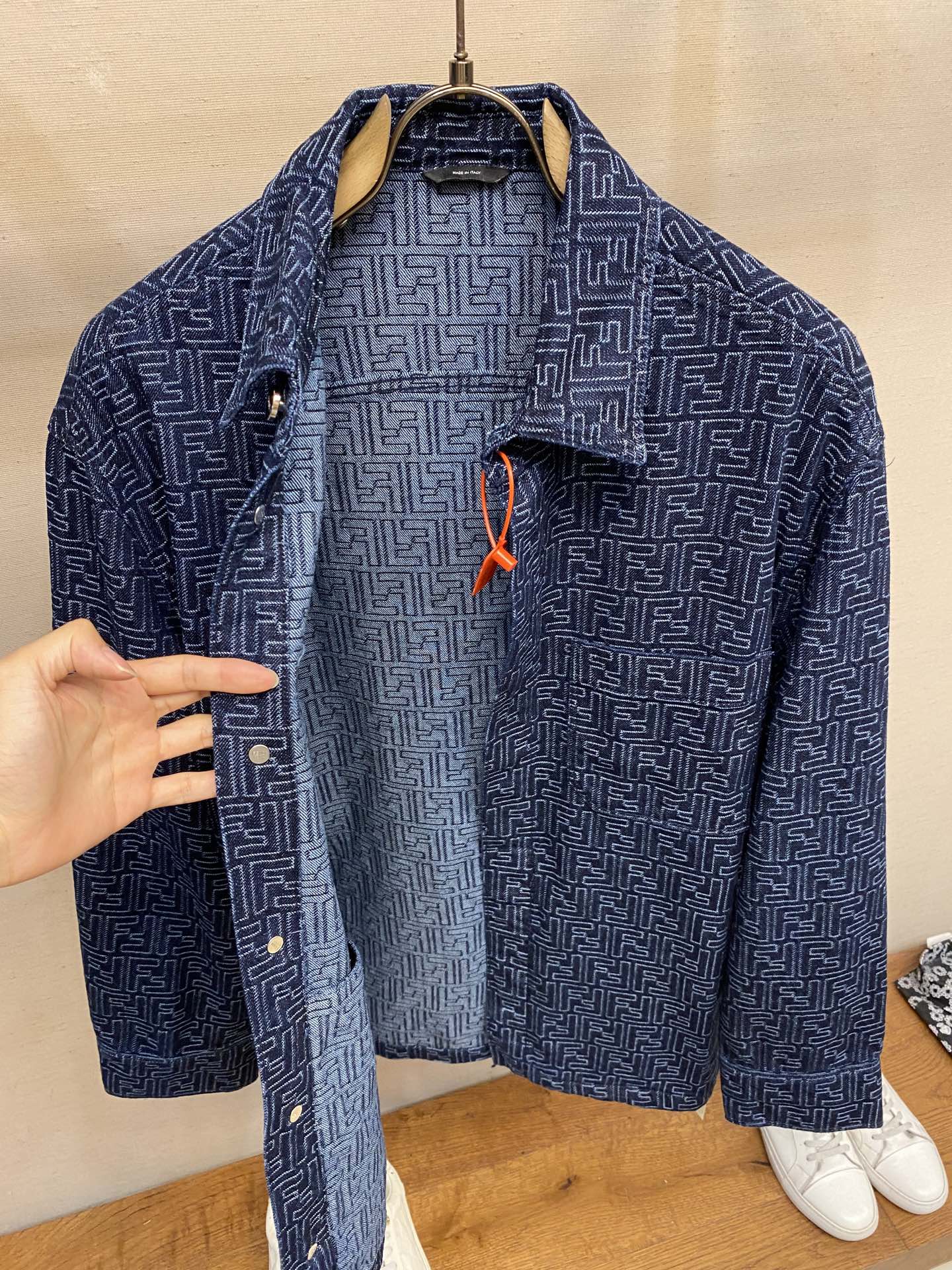 🌟🌟 Fendi FF提花牛仔夹克

定制11水洗深蓝色FF提花牛仔面料 纹理清晰 色彩鲜艳 触感细腻 