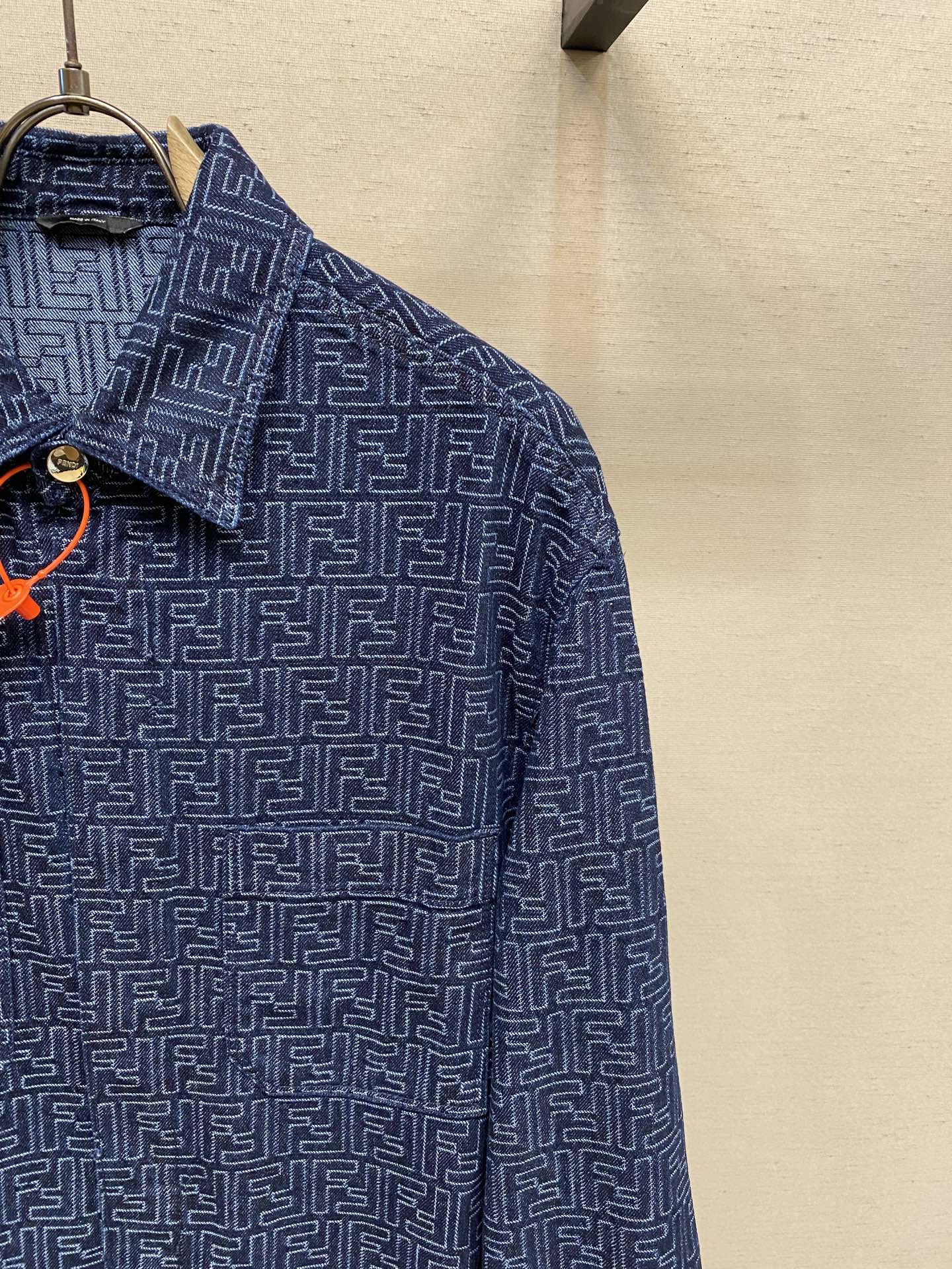 🌟🌟 Fendi FF提花牛仔夹克

定制11水洗深蓝色FF提花牛仔面料 纹理清晰 色彩鲜艳 触感细腻 