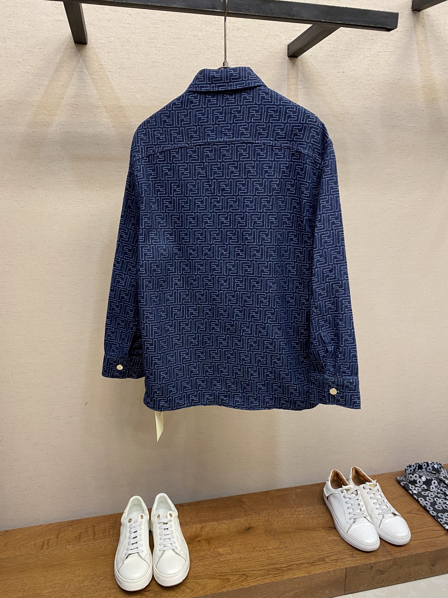 🌟🌟 Fendi FF提花牛仔夹克

定制11水洗深蓝色FF提花牛仔面料 纹理清晰 色彩鲜艳 触感细腻 