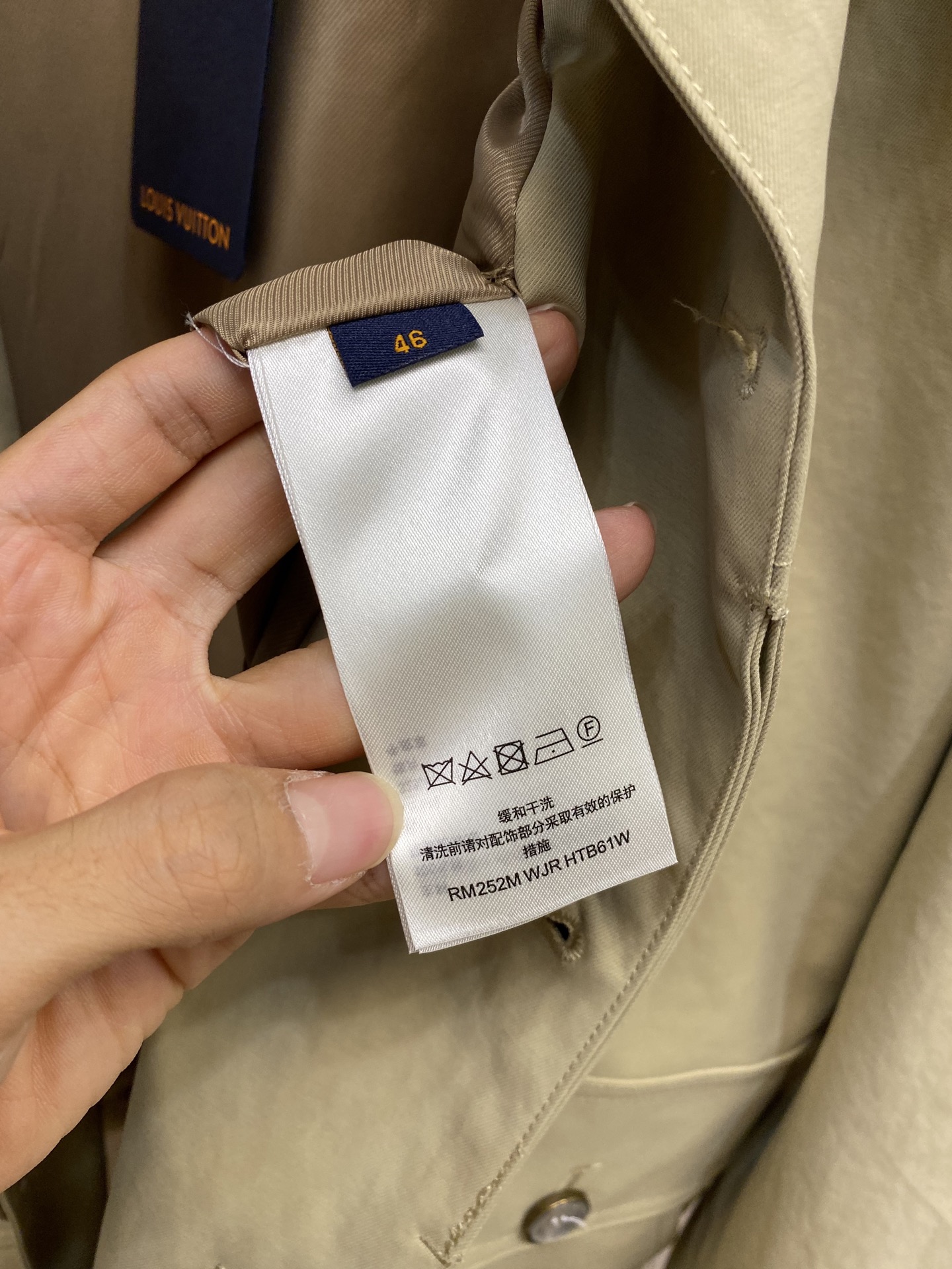 🌟🌟1V，2025早秋新品，多袋夹克，修身版型，特殊工艺涂层棉质面料，有里外套🧥。胎牛皮工艺领口。内里两