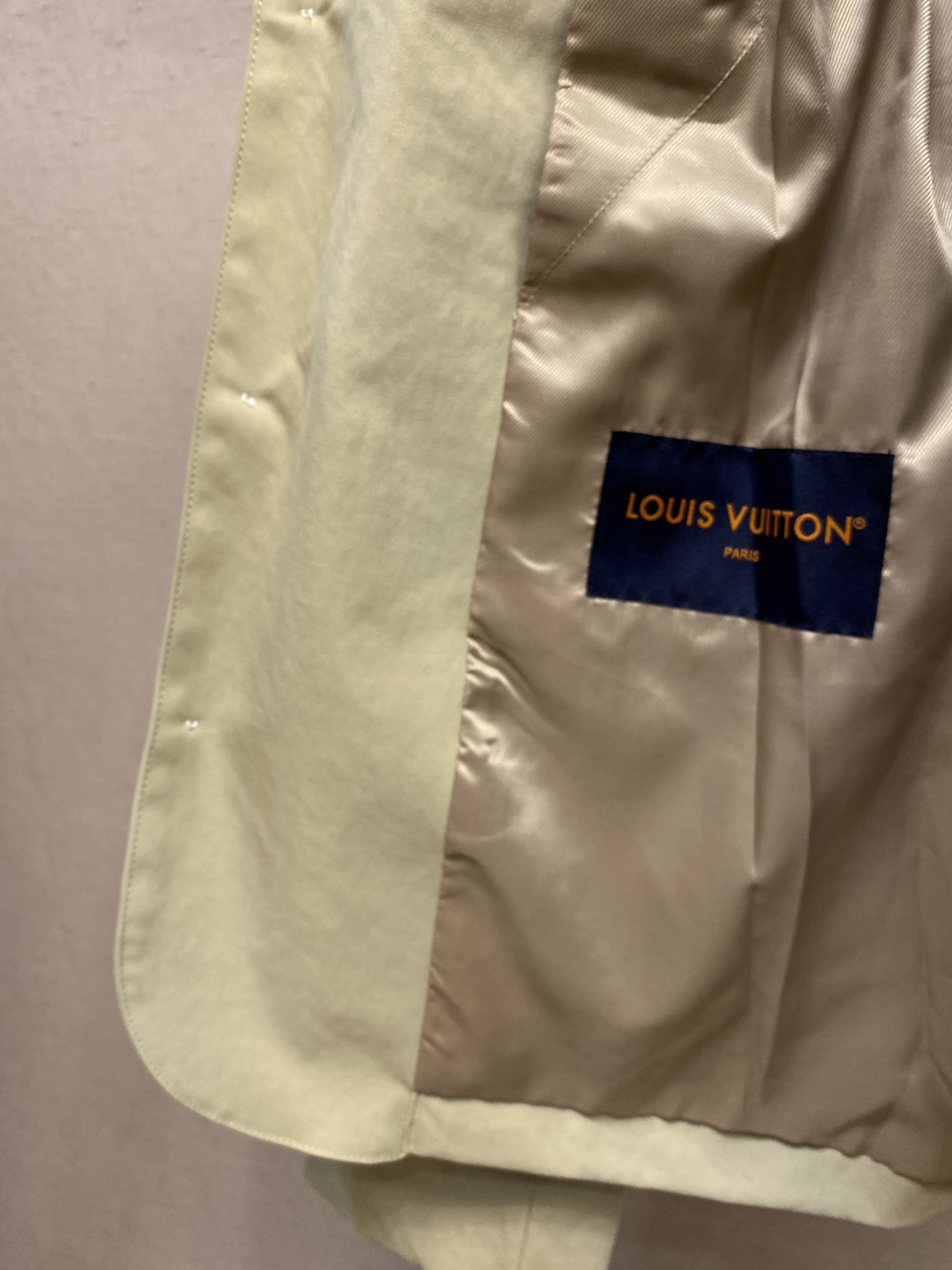 🌟🌟1V，2025早秋新品，多袋夹克，修身版型，特殊工艺涂层棉质面料，有里外套🧥。胎牛皮工艺领口。内里两