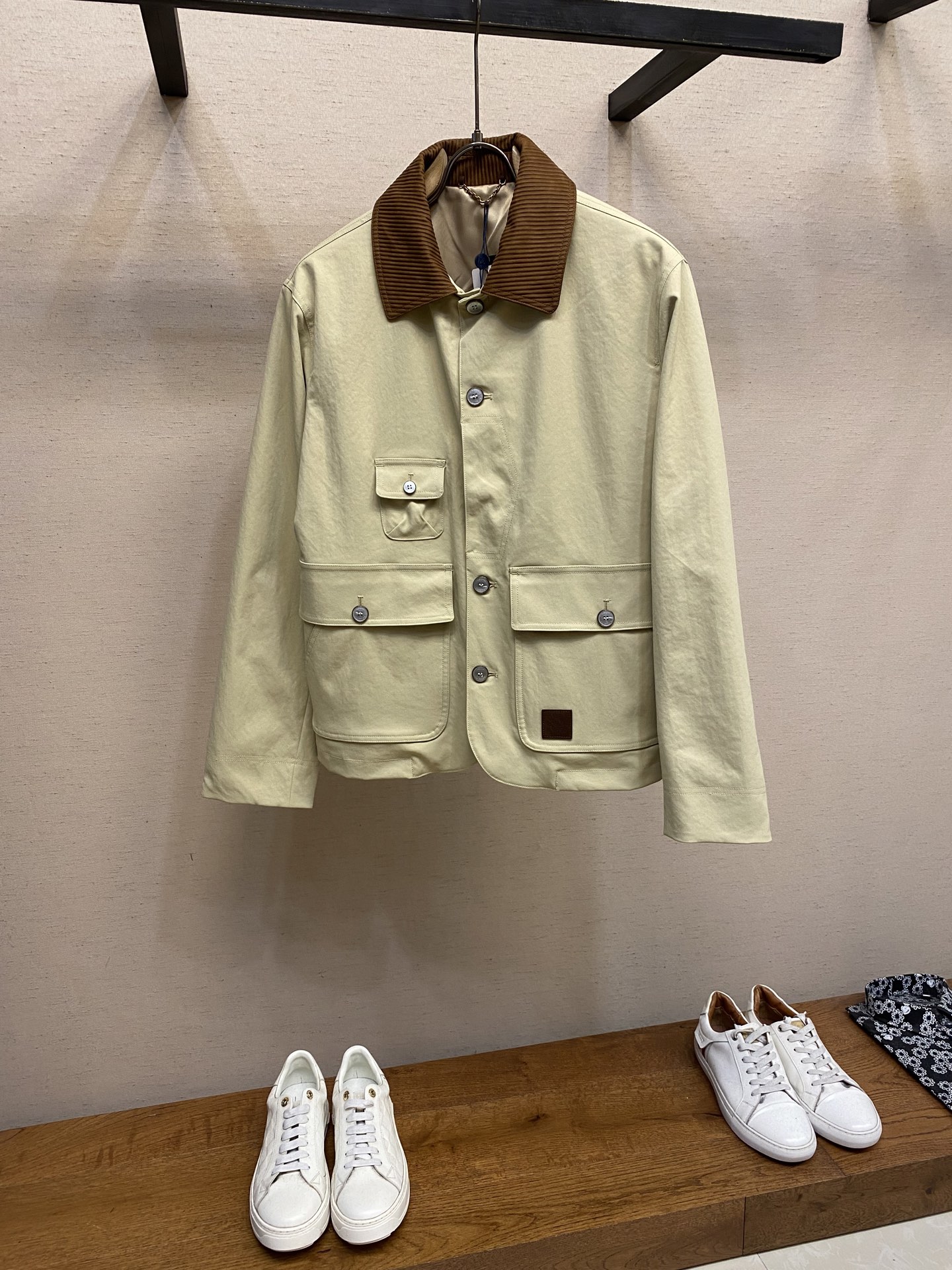 NO:514048,1V, 2025 early autumn new product, multi-bag jacket, slim fit style, special craft coated cotton fabric, inner jacket, cowhide craft neckline, invisible pockets on both sides of the inner side, 11 original development accessories, fine workmanship, 99.99% restored. Size S-XL,, jackets & coats, jackets & coats, cowhide, alexander wang198609091V,2025早秋新品,多袋夹克,修身版型,特殊工艺涂层棉质面料,有里外套.胎牛皮工艺领口.内里两侧隐形口袋,11原版开发辅料,做工精细,99.99％还原. 尺码S-XL,,jackets & coats,jackets & coats,cowhide,alexander wang,Men's clothing