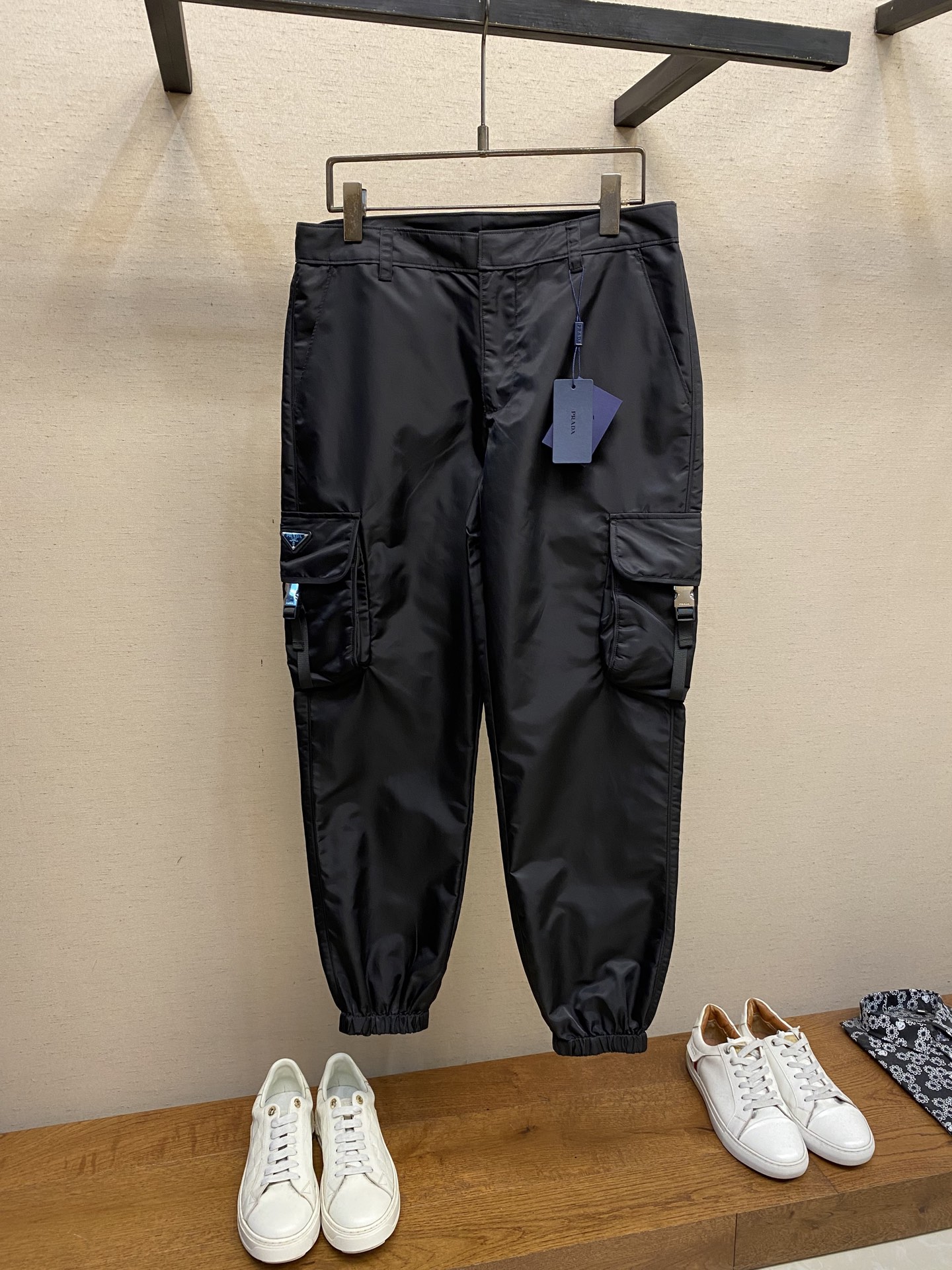 NO:514040,Prada, nylon Re-Nylon functional tooling, early spring series still classic Nylon, the fabric is soft and comfortable. Size S-XL, prada, alexander wang19860909Prada、尼龙Re-Nylon机能工装、早春系列依旧经典的Nylon,面料柔软舒适. 尺码S-XL,,prada,alexander wang,Men's clothing