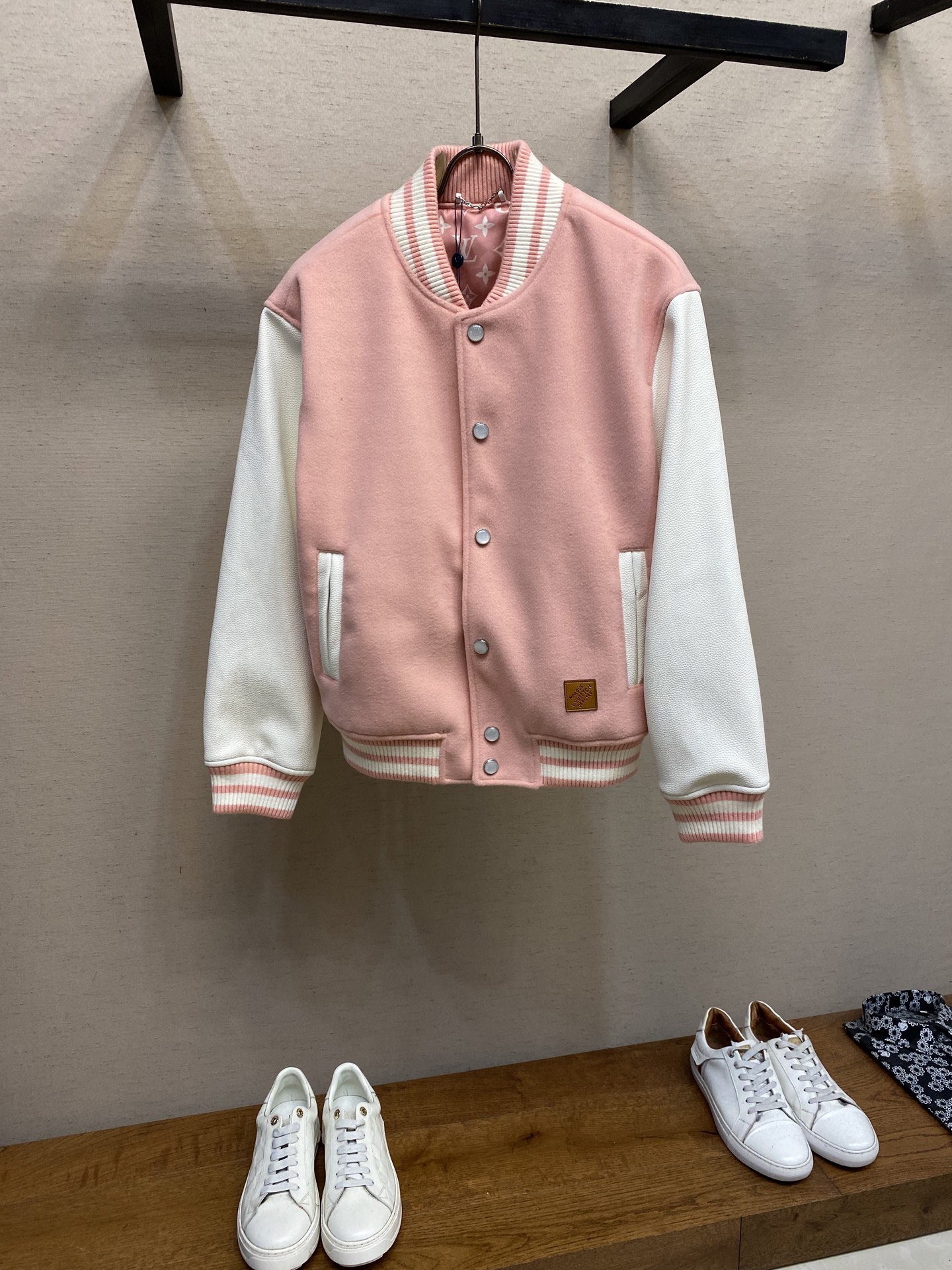 NO:518215,1V/Louis FW25 Nigo series leather-patched pearl button leather-edged front pocket baseball tunic baseball uniform jacket This baseball tunic jacket is made of velvet LV on the chest and incorporates embroidery beads to point out the Dandy theme of the season. Grained leather sleeves are imprinted with Damier pattern, and the rear is written with Pontneuf L. Vuitton deposee embroidery logo, upgraded classic American sportswear with exquisite brand craftsmanship Size S-XL,,louis vuitton,louis vuitton,jackets & coats,alexander wang198609091V/路易 FW25 Nigo系列拼皮珍珠扣皮革镶边前袋饰棒球束腰棒球服夹克 本款棒球束腰夹克为胸前丝绒LV 贴饰融入刺绣珠饰,点明当季丹迪主题.粒面皮革衣袖压印 Damier 图案,后部抒写 Pontneuf L. Vuitton deposee刺绣标识,以品牌精湛匠艺升级经典美式运动着装 尺码S-XL,,louis vuitton,louis vuitton,jackets & coats,alexander wang,Men's clothing