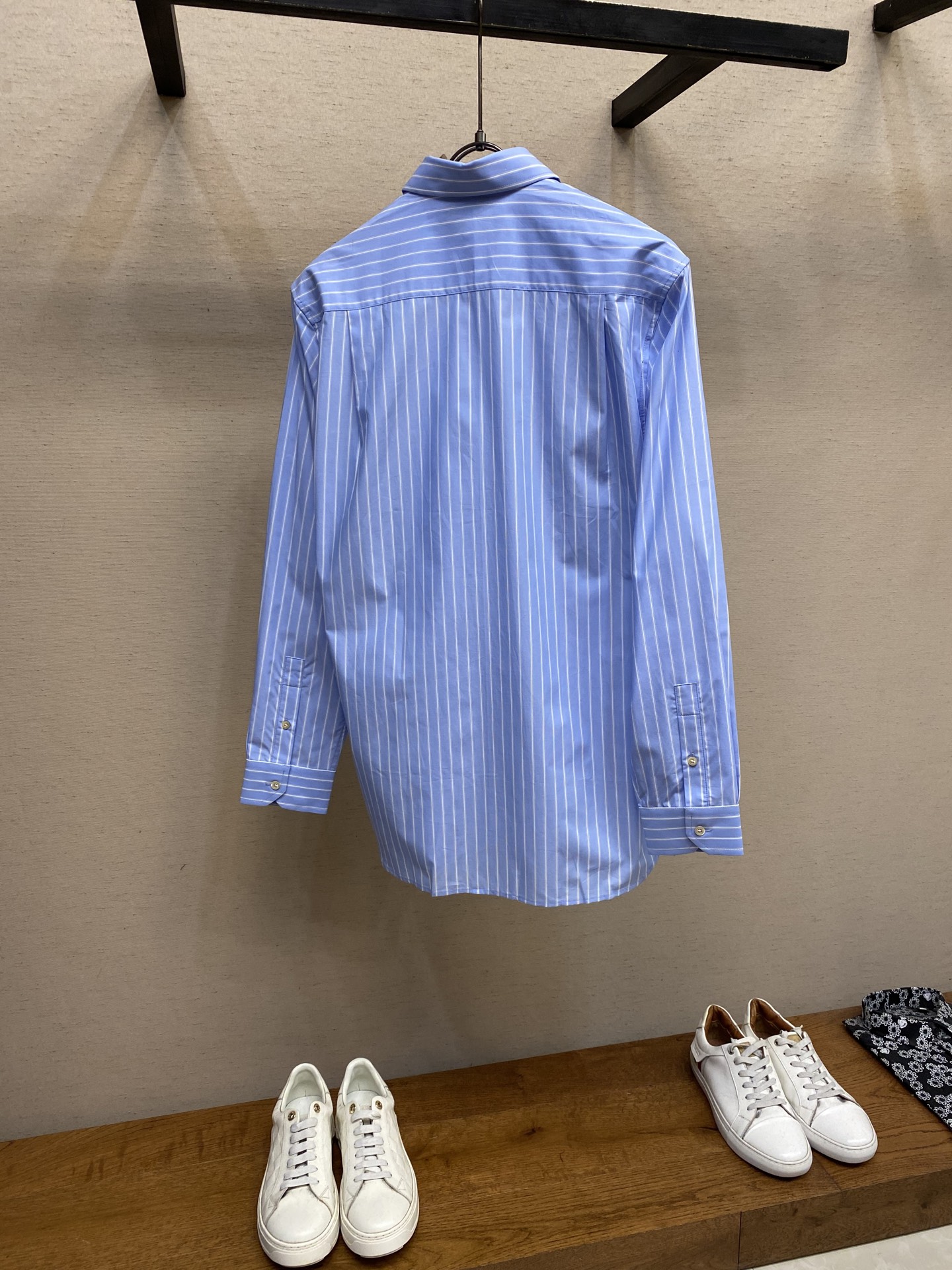 新款 🌟🌟Gucci，条纹刺绣小细节棉府绸衬衫。明扣款贝壳扣，面料质感不错，面料舒适透气尺码：S-2xl