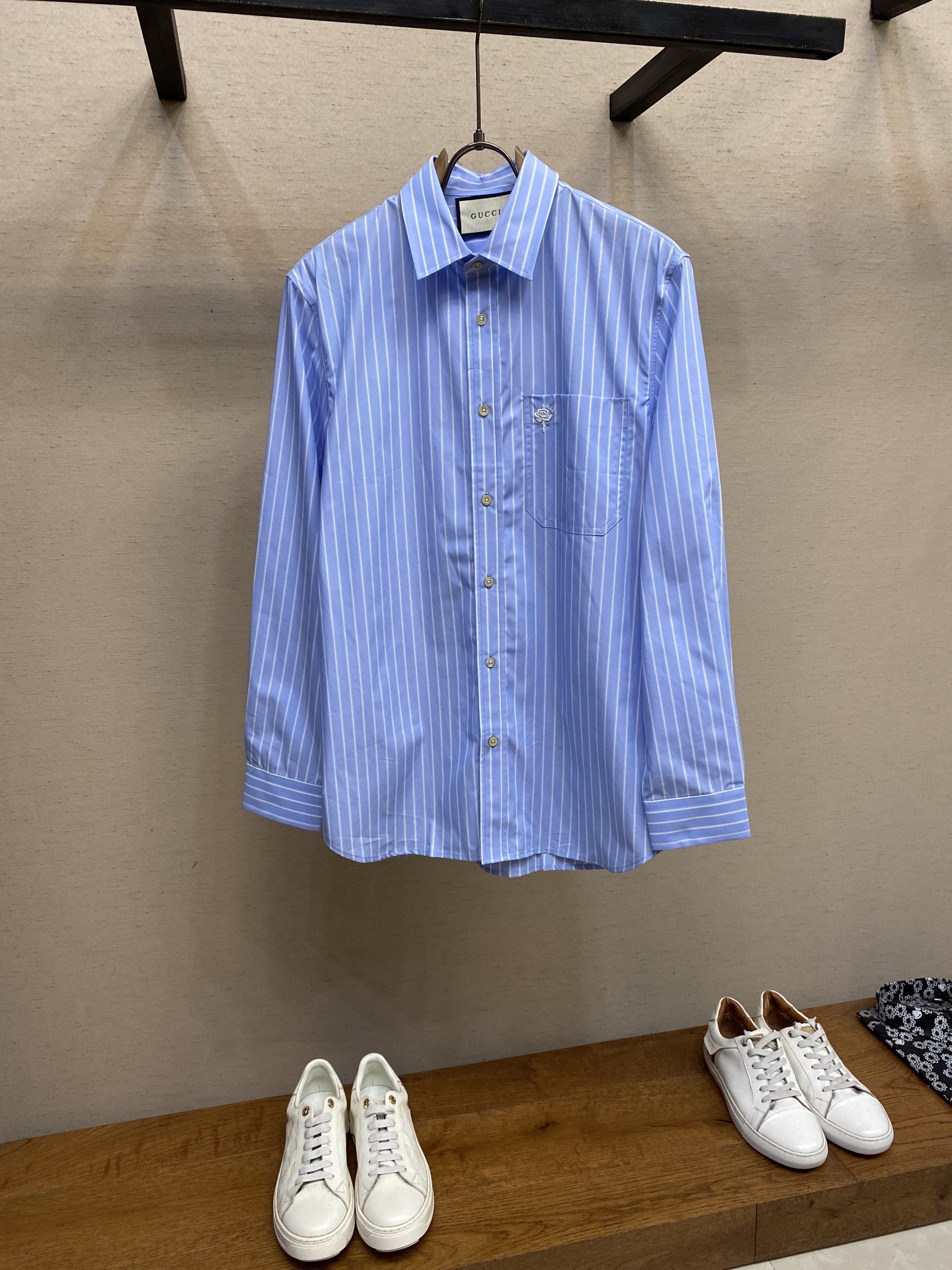 NO:518212,Gucci, striped embroidered small details cotton poplin shirt. Bright button shell buckle, good texture, comfortable and breathable Size S-2xl, gucci,shirts,alexander wang19860909Gucci,条纹刺绣小细节棉府绸衬衫.明扣款贝壳扣,面料质感不错,面料舒适透气 尺码S-2xl,,gucci,shirts,alexander wang,Men's clothing