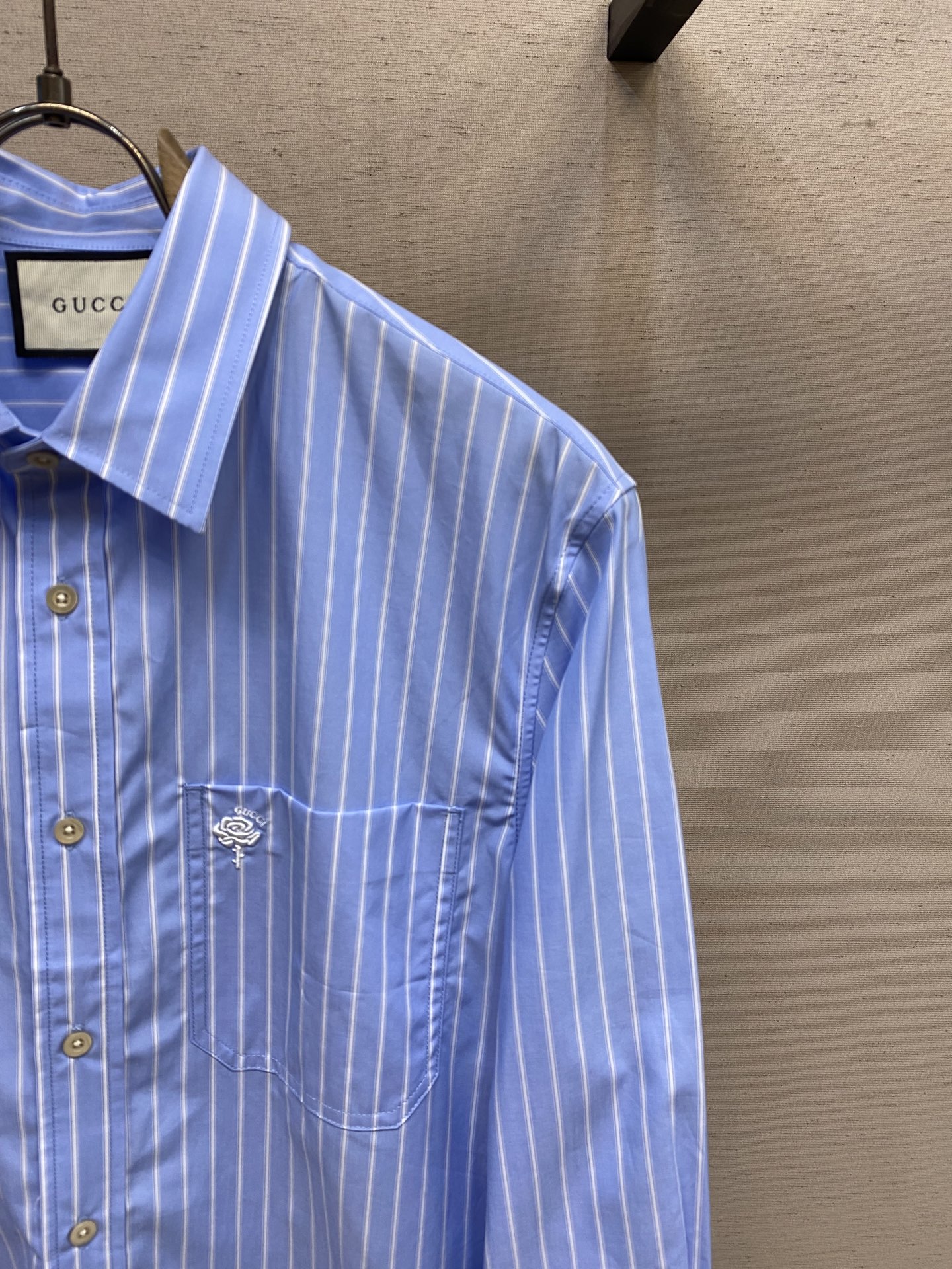 新款 🌟🌟Gucci，条纹刺绣小细节棉府绸衬衫。明扣款贝壳扣，面料质感不错，面料舒适透气尺码：S-2xl