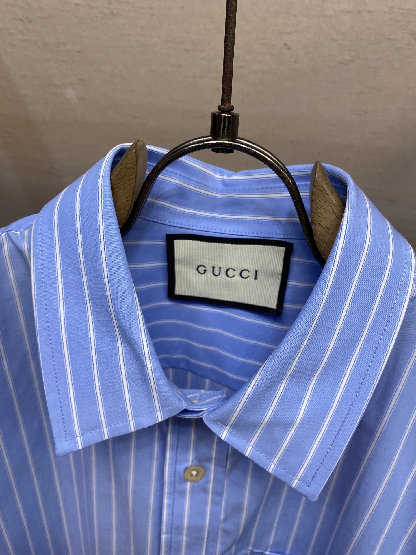 新款 🌟🌟Gucci，条纹刺绣小细节棉府绸衬衫。明扣款贝壳扣，面料质感不错，面料舒适透气尺码：S-2xl