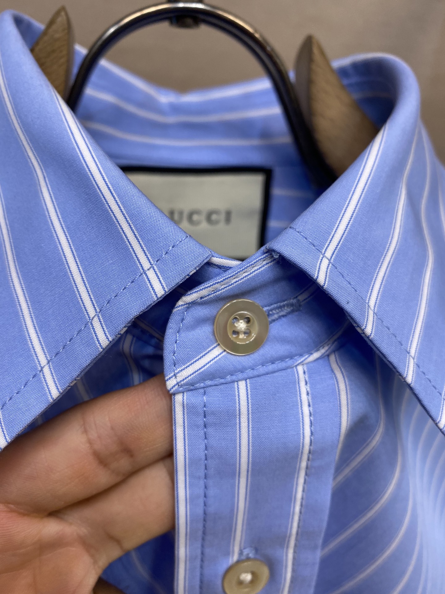 新款 🌟🌟Gucci，条纹刺绣小细节棉府绸衬衫。明扣款贝壳扣，面料质感不错，面料舒适透气尺码：S-2xl
