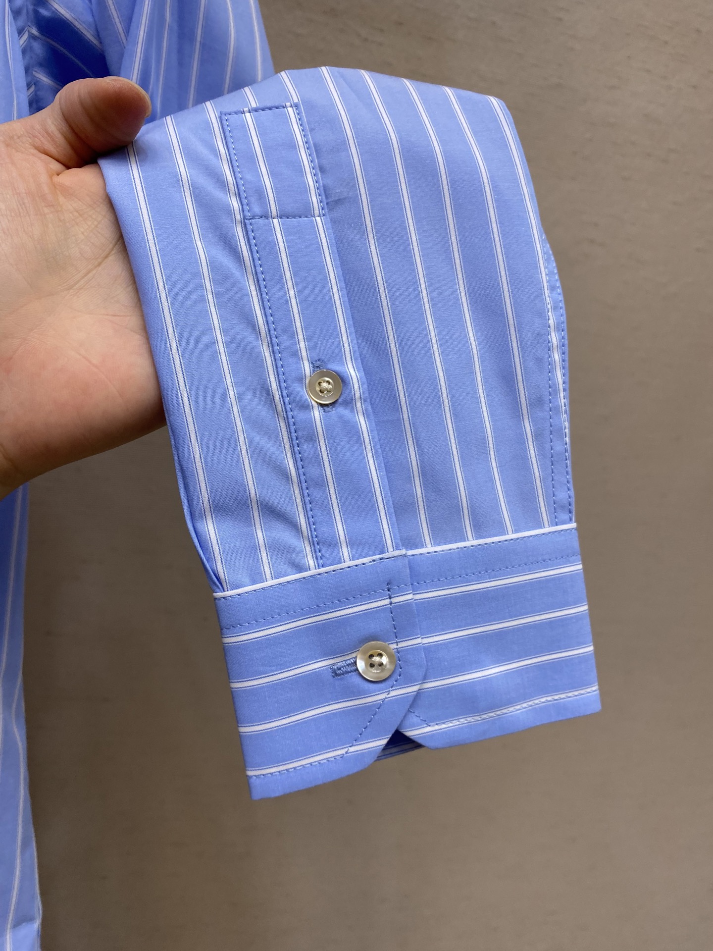 新款 🌟🌟Gucci，条纹刺绣小细节棉府绸衬衫。明扣款贝壳扣，面料质感不错，面料舒适透气尺码：S-2xl