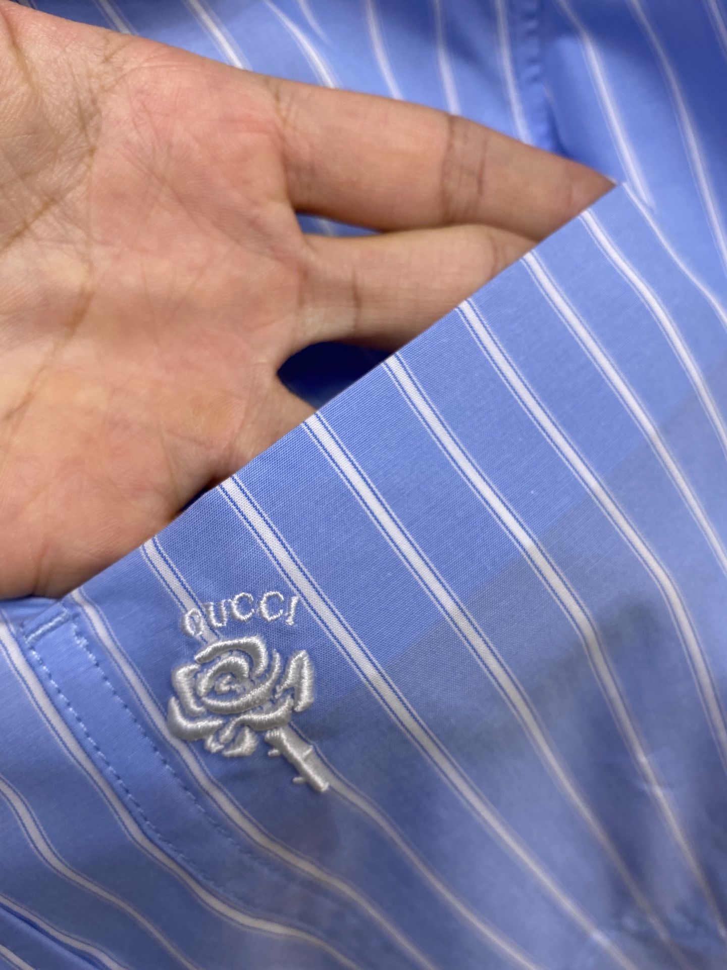 新款 🌟🌟Gucci，条纹刺绣小细节棉府绸衬衫。明扣款贝壳扣，面料质感不错，面料舒适透气尺码：S-2xl