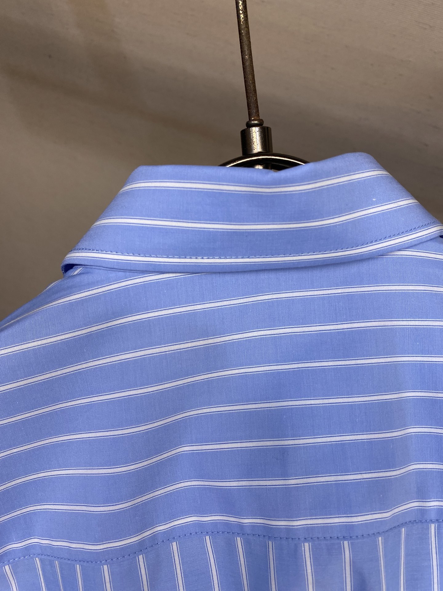 新款 🌟🌟Gucci，条纹刺绣小细节棉府绸衬衫。明扣款贝壳扣，面料质感不错，面料舒适透气尺码：S-2xl