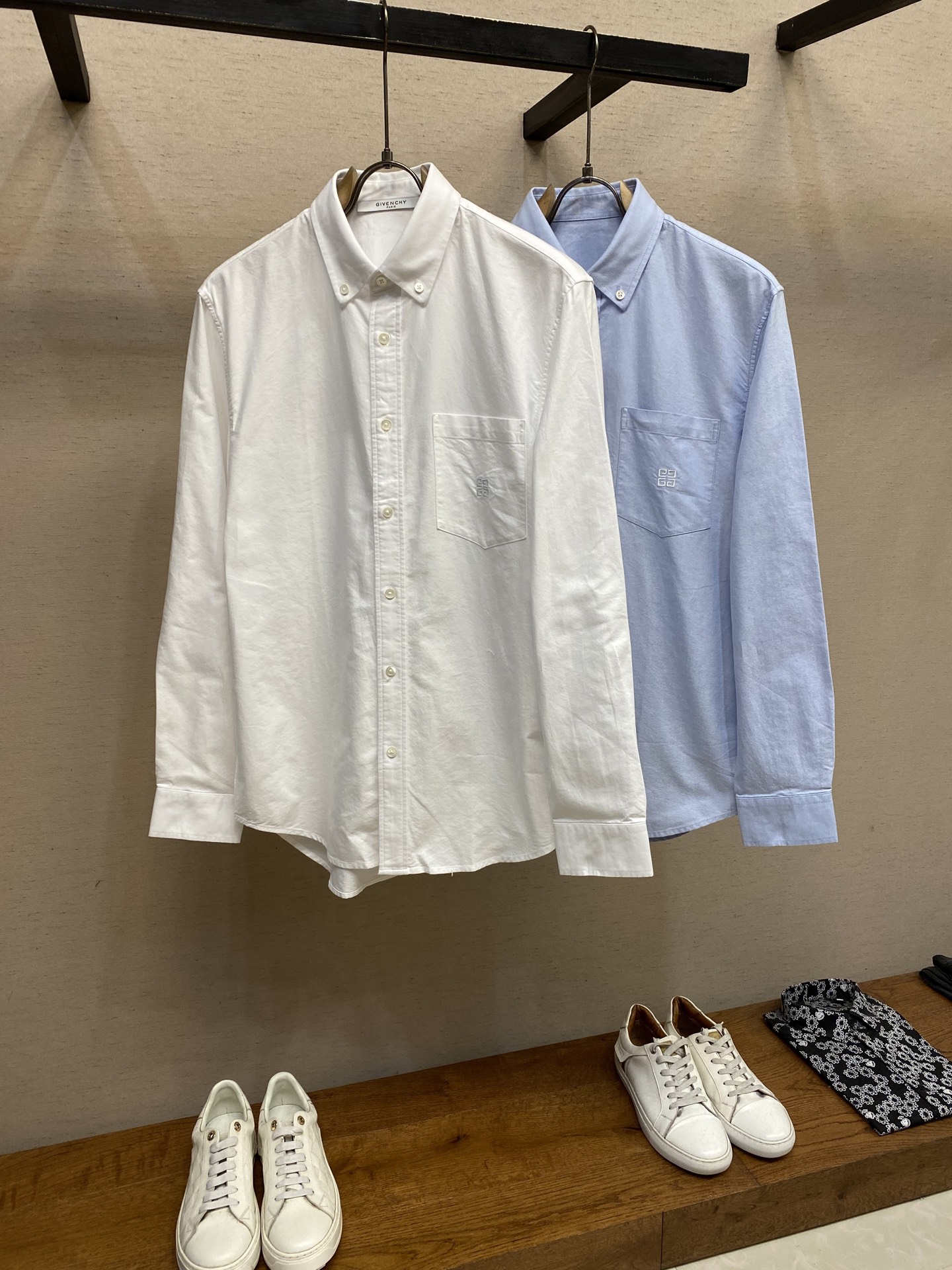 新款 🌟🌟Givenchy，GV口袋标识剌绣logo牛津纺衬衫。贝壳明扣款，订织牛津纺全棉面料质感很好尺