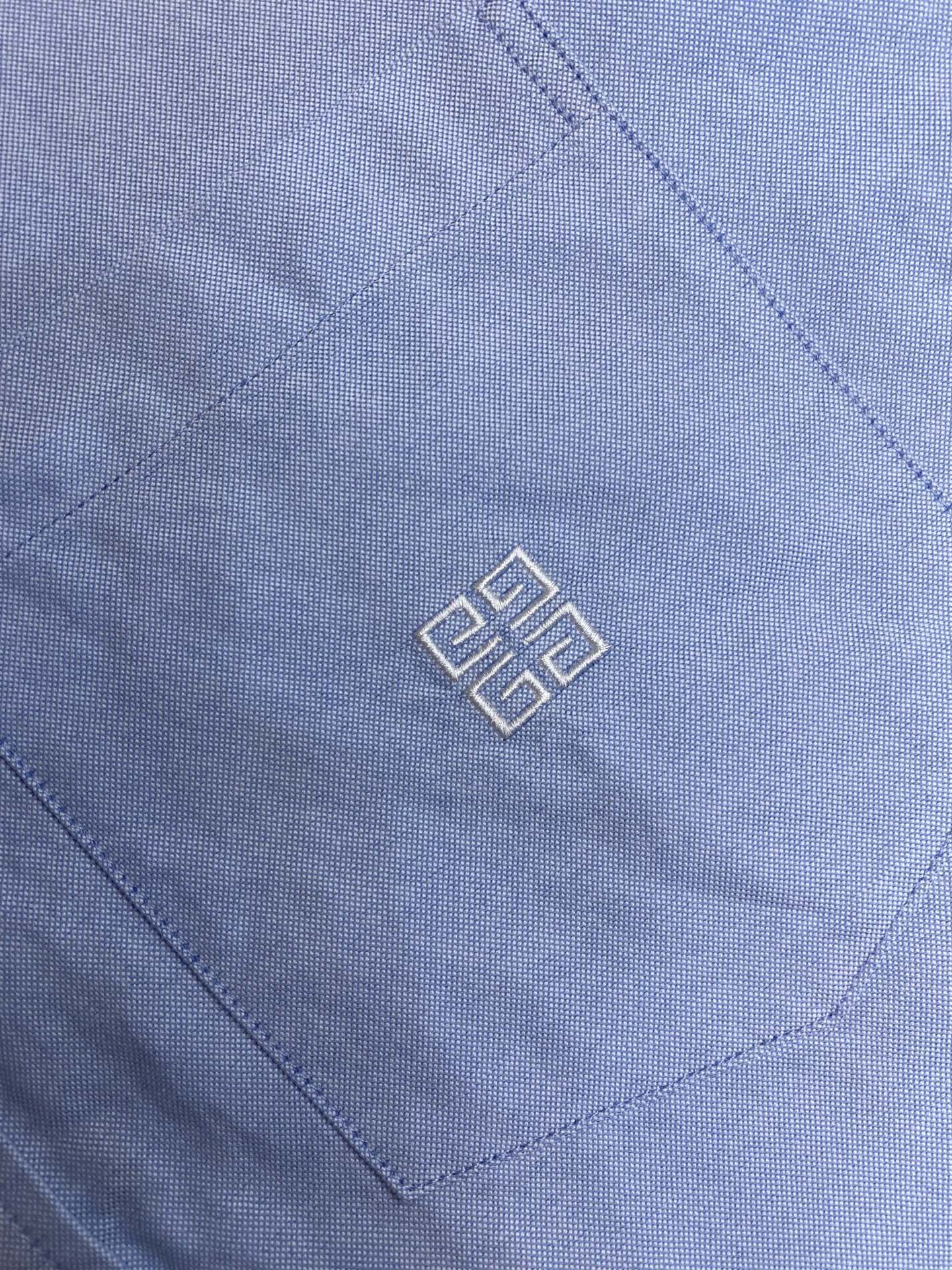 新款 🌟🌟Givenchy，GV口袋标识剌绣logo牛津纺衬衫。贝壳明扣款，订织牛津纺全棉面料质感很好尺