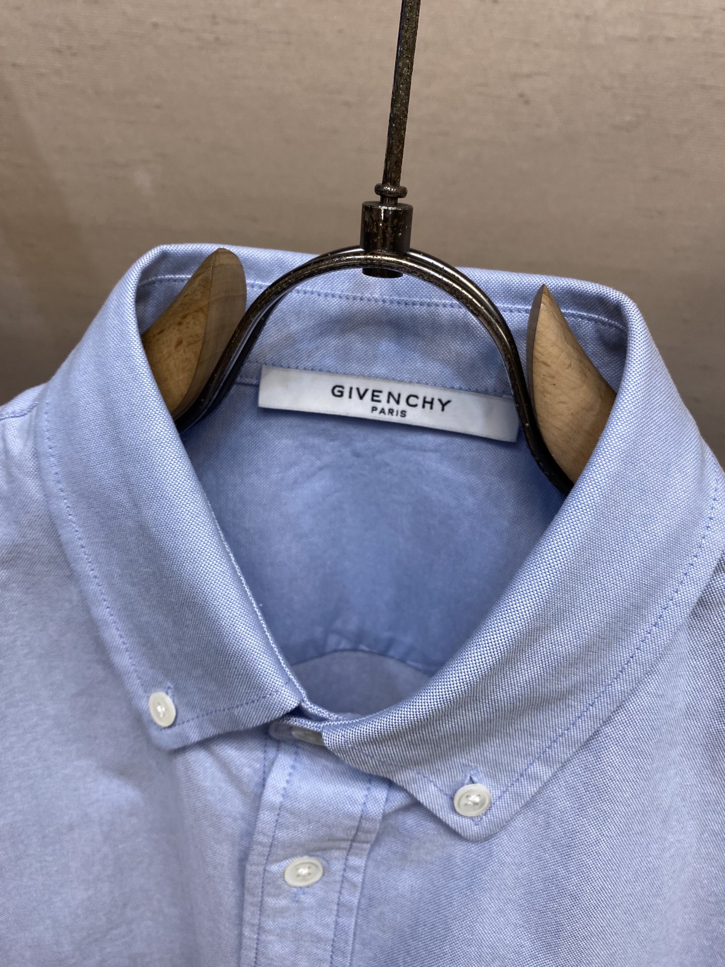 新款 🌟🌟Givenchy，GV口袋标识剌绣logo牛津纺衬衫。贝壳明扣款，订织牛津纺全棉面料质感很好尺