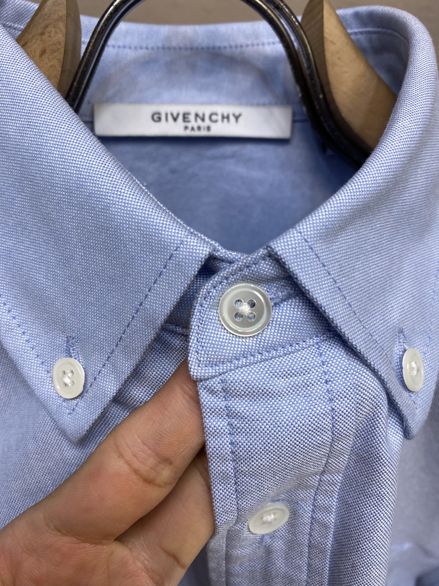 新款 🌟🌟Givenchy，GV口袋标识剌绣logo牛津纺衬衫。贝壳明扣款，订织牛津纺全棉面料质感很好尺