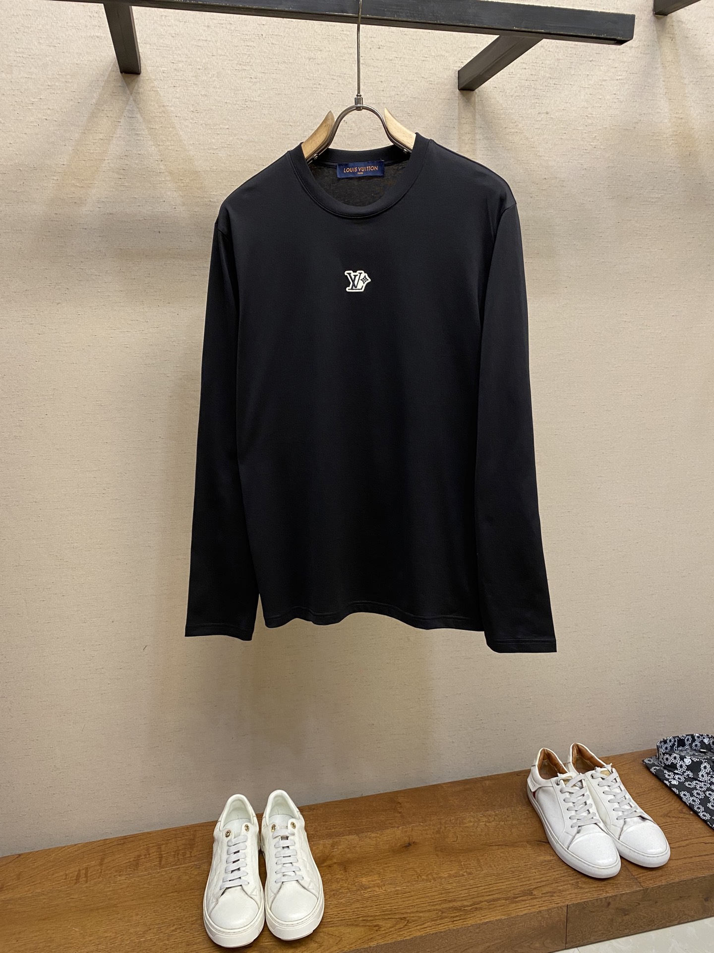 NO:518191,1V, round neck long-sleeved T-shirt for men and women. They can be worn outside in autumn, base in winter, and can be worn all year round. Super high cost performance. Random comparison. The fabric is made of original customized pure cotton velvet cotton. The skin pressing feels super comfortable, very heavy and textured. Natural and casual can show the fashion personality of the dresser. The loose and slightly wide T-shirt style is cut, and the same style is excellent, so you can let the daily outfit style concave a fashionable look!  Size S-2xl Color black, white S-length 66 bust 98 shoulder width 43 M-length 68 bust 102 shoulder width 44 L-length 70 bust 106 shoulder width 45 XL-length 72 bust 110 shoulder width 46 2XL: 73 bust 116 shoulder width 47, tees, t-shirt, alexander wang198609091V、男女同款圆领长袖T恤 秋天可外穿 冬天可打底 一年四季可穿 超高性价比 随意对比 面料采用原版订制纯棉长绒棉 压肤感觉超舒服,非常重磅且有质感 自然随性的可以展现出着装者的时尚个性,宽松微阔T恤版型剪裁,男女同款出彩搭配,可任凭日常穿搭风格凹出时尚造型！ 尺码S-2xl 颜色黑色,白色 S衣长66胸围98肩宽 43 M衣长68胸围102肩宽 44 L衣长70胸围106肩宽 45 XL衣长72胸围110肩宽46 2XL:衣长73胸围116肩宽47,,tees，t-shirt,alexander wang,Men's clothing