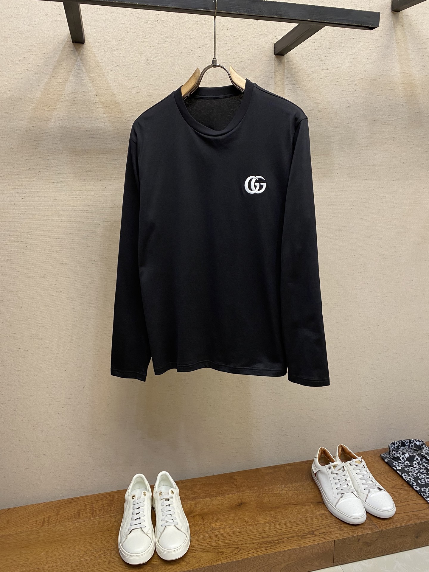 NO:518194,Gucci, a round neck long-sleeved T-shirt for men and women. It can be worn outside in autumn. It can be based in winter. It can be worn all year round. It can be worn in high cost performance. It is a random comparison. The fabric is made of original customized pure cotton wool cotton. The skin pressing feels super comfortable, very heavy and textured. Natural and casual can show the fashion personality of the dresser. The loose and slightly wide T-shirt style is cut, and the same style is outstanding. You can let the daily outfit style concave the fashionable style!  Size S-2xl Color black, white S-cloth 66 bust 98 shoulder width 43 M-cloth 68 bust 102 shoulder width 44 L-cloth 70 bust 106 shoulder width 45 XL-cloth 72 bust 110 shoulder width 46 2XL: Cloth 73 bust 116 shoulder width 47, gucci,tees, t-shirt,alexander wang19860909Gucci,男女同款圆领长袖T恤 秋天可外穿 冬天可打底 一年四季可穿 超高性价比 随意对比 面料采用原版订制纯棉长绒棉 压肤感觉超舒服,非常重磅且有质感 自然随性的可以展现出着装者的时尚个性,宽松微阔T恤版型剪裁,男女同款出彩搭配,可任凭日常穿搭风格凹出时尚造型！ 尺码S-2xl 颜色黑色,白色 S衣长66胸围98肩宽 43 M衣长68胸围102肩宽 44 L衣长70胸围106肩宽 45 XL衣长72胸围110肩宽46 2XL:衣长73胸围116肩宽47,,gucci,tees，t-shirt,alexander wang,Men's clothing