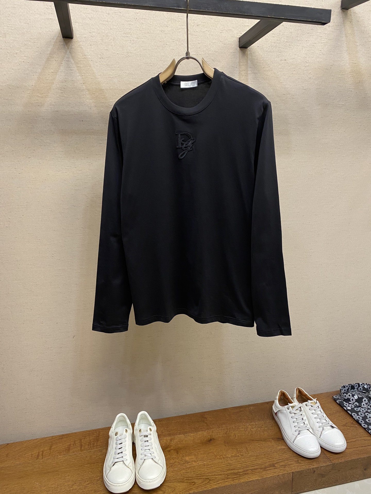 NO:518197,Dior, round neck long-sleeved T-shirt for men and women. They can be worn outside in autumn. They can be based in winter. They can be worn all year round. Super high cost performance. Random comparison. The fabric is made of original customized pure cotton wool cotton. The skin feels super comfortable, very heavy and textured. Natural and casual can show the fashion personality of the dresser. The loose and slightly wide T-shirt style is cut, and the same style is excellent. You can let the daily outfit style concave a fashionable look!  Size S-2xl Color black, white S-cloth 66 bust 98 shoulder width 43 M-cloth 68 bust 102 shoulder width 44 L-cloth 70 bust 106 shoulder width 45 XL-cloth 72 bust 110 shoulder width 46 2XL: Cloth 73 bust 116 shoulder width 47,,dior,tees,t-shirt,alexander wang19860909Dior,男女同款圆领长袖T恤 秋天可外穿 冬天可打底 一年四季可穿 超高性价比 随意对比 面料采用原版订制纯棉长绒棉 压肤感觉超舒服,非常重磅且有质感 自然随性的可以展现出着装者的时尚个性,宽松微阔T恤版型剪裁,男女同款出彩搭配,可任凭日常穿搭风格凹出时尚造型！ 尺码S-2xl 颜色黑色,白色 S衣长66胸围98肩宽 43 M衣长68胸围102肩宽 44 L衣长70胸围106肩宽 45 XL衣长72胸围110肩宽46 2XL:衣长73胸围116肩宽47,,dior,tees，t-shirt,alexander wang,Men's clothing