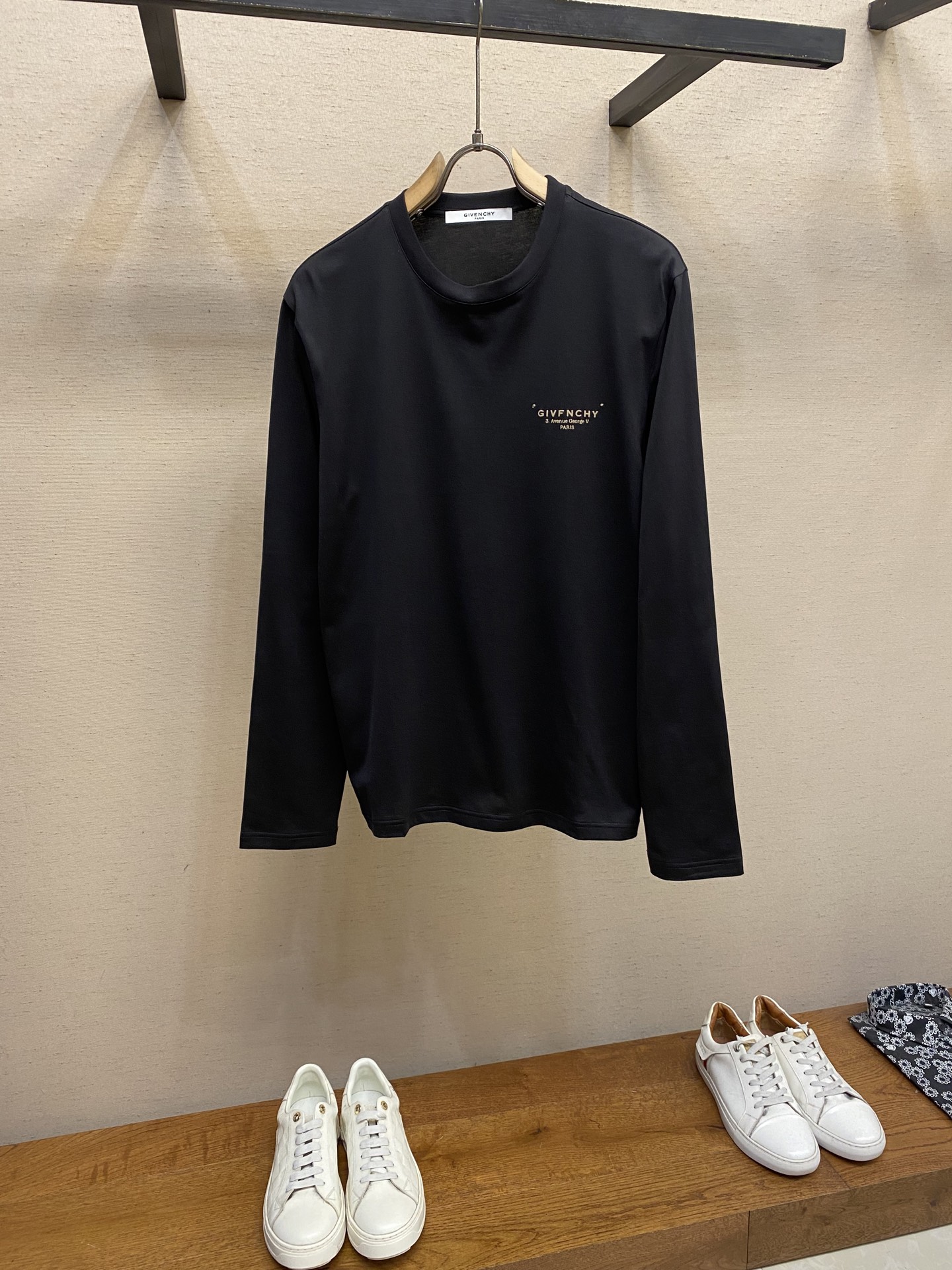 NO:518200,Givenchy, a round neck long-sleeved T-shirt for men and women. It can be worn outside in autumn. It can be based in winter. It can be worn all year round. It can be worn in high cost performance. It is a random comparison. The fabric is made of original customized pure cotton wool cotton. The skin feels super comfortable, very heavy and textured. Natural and casual can show the fashion personality of the dresser. The loose and slightly wide T-shirt style is cut, and the same style is excellent. You can let the daily outfit style concave the fashionable look!  Size S-2xl Color black, white S-cloth 66 bust 98 shoulder width 43 M-cloth 68 bust 102 shoulder width 44 L-cloth 70 bust 106 shoulder width 45 XL-cloth 72 bust 110 shoulder width 46 2XL: Cloth 73 bust 116 shoulder width 47, givennchy,tees,t-shirt,alexander wang19860909Givenchy,男女同款圆领长袖T恤 秋天可外穿 冬天可打底 一年四季可穿 超高性价比 随意对比 面料采用原版订制纯棉长绒棉 压肤感觉超舒服,非常重磅且有质感 自然随性的可以展现出着装者的时尚个性,宽松微阔T恤版型剪裁,男女同款出彩搭配,可任凭日常穿搭风格凹出时尚造型！ 尺码S-2xl 颜色黑色,白色 S衣长66胸围98肩宽 43 M衣长68胸围102肩宽 44 L衣长70胸围106肩宽 45 XL衣长72胸围110肩宽46 2XL:衣长73胸围116肩宽47,,givenchy,tees，t-shirt,alexander wang,Men's clothing