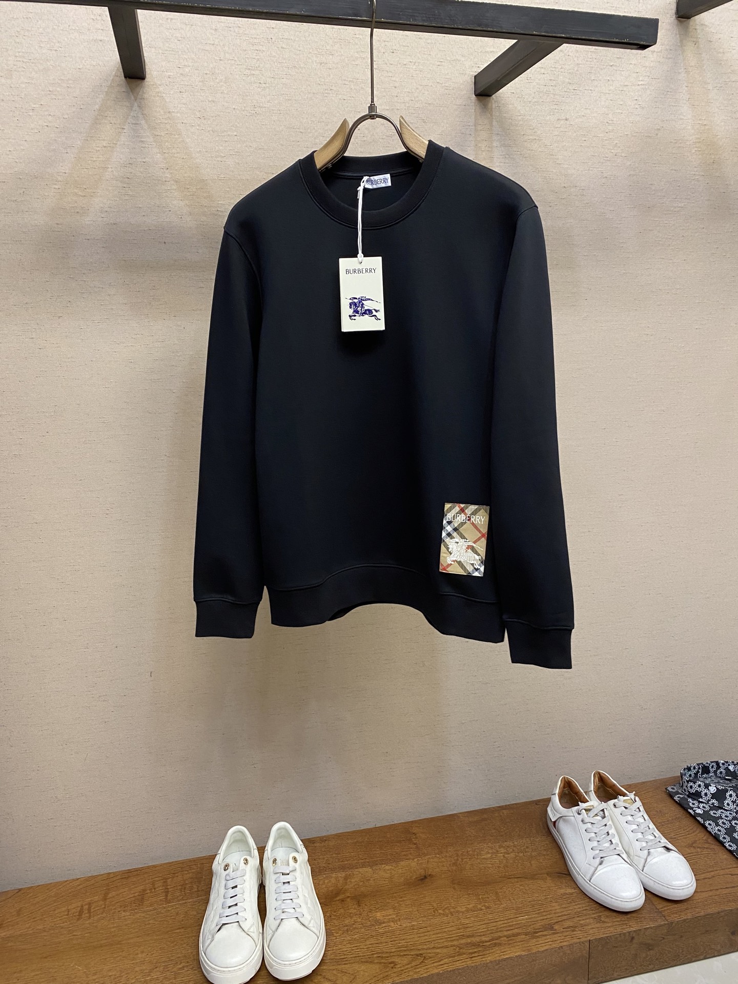 NO:518218,BBR, 25 new products arrive in the new autumn and winter season, design round neck sweatshirt, high-quality, high-quality liquid ammonia air cotton, skin-friendly, soft and smooth, hot-promoting products on the official website of the new element counter, top quality, super high recognition, simple and generous, yet stylish, versatile!  Heavy double strand long velvet cotton sweatshirt size 48-56, hoodie, sweatshirts, alexander wang19860909BBR,25秋冬新季新品到货 设计圆领卫衣 品质高新质感液氨空气棉 亲肤软滑 新元素专柜官网热推产品 顶级品质 彰显超高辨识 简洁大方而又不失格调,百搭款！重双股长绒棉卫衣 尺码48-56,,hoodie,sweatshirts,alexander wang,Men's clothing