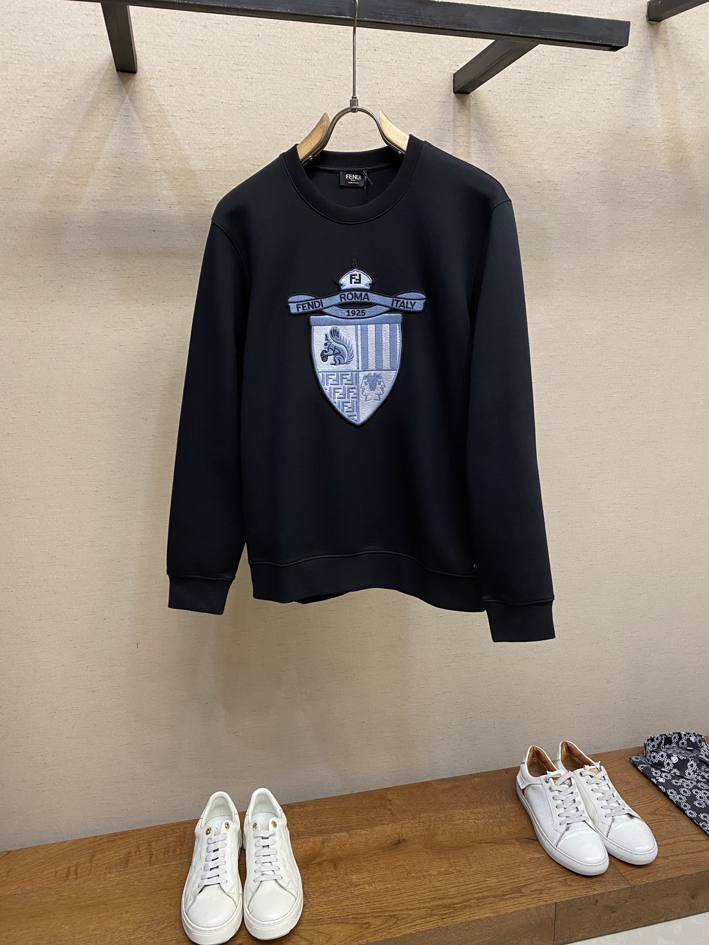 NO:518219,Fendi, 25 autumn and winter new products arrive, design round neck sweatshirt, high-quality, high-quality liquid ammonia air cotton, skin-friendly, soft and smooth, hot-promoting products on the official website of the new element counter, top quality, super high recognition, simple and generous, yet stylish, versatile!  Heavy double strand long velvet cotton sweatshirt size 48-56, fendi, hoodie, sweatshirts, alexander wang19860909Fendi、25秋冬新季新品到货 设计圆领卫衣 品质高新质感液氨空气棉 亲肤软滑 新元素专柜官网热推产品 顶级品质 彰显超高辨识 简洁大方而又不失格调,百搭款！重双股长绒棉卫衣 尺码48-56,,fendi,hoodie,sweatshirts,alexander wang,Men's clothing