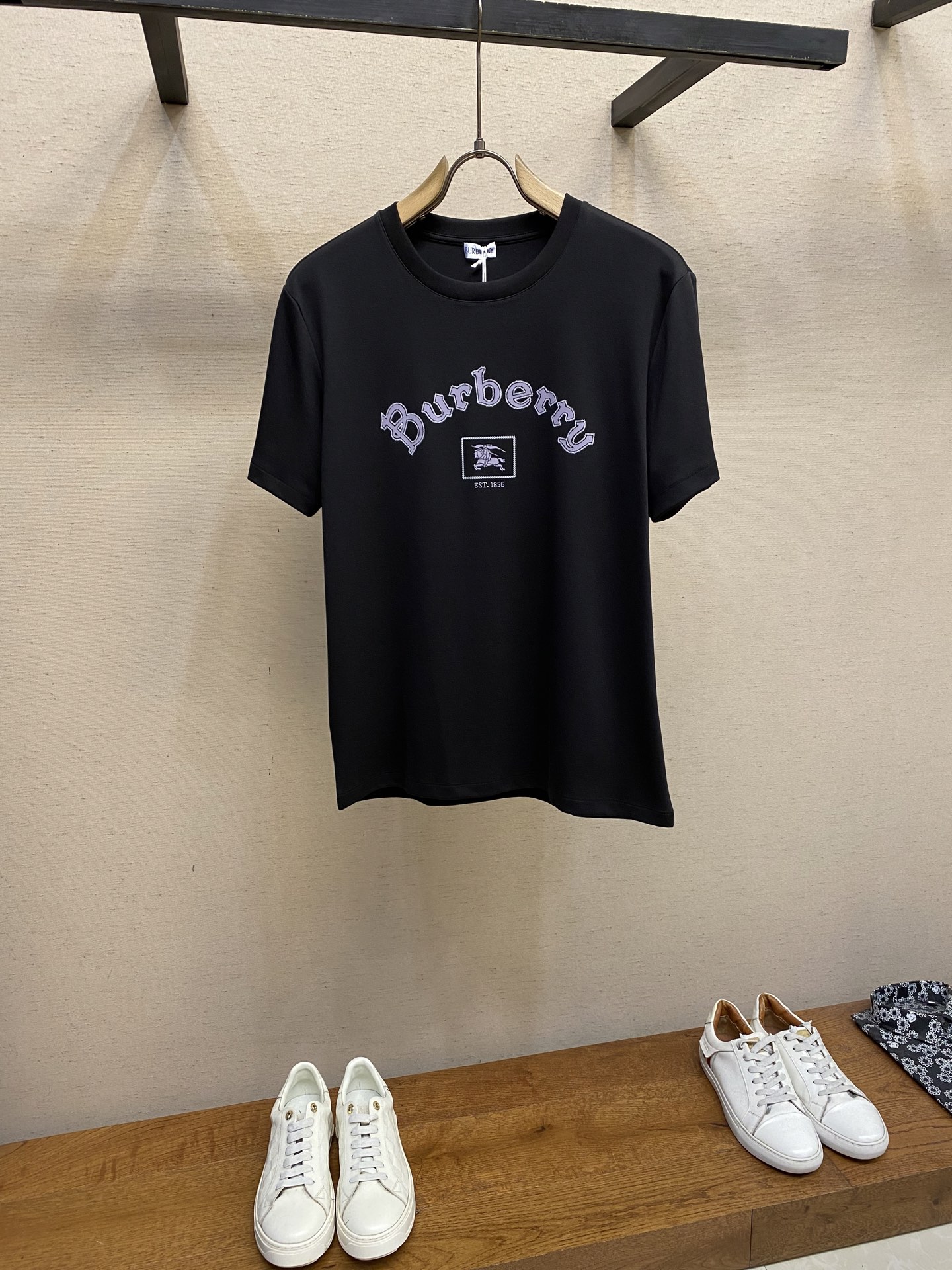 NO:518223,BBR, new short-sleeved yyds, daily wear, custom-made pure cotton elastic cotton fabric short-sleeved T-shirt, charm lies in creating a simple and luxurious fashion, and feel the unique temperament of the British style at will. The loose style shows a casual and casual style, whether it is matched with jeans, casual pants, or skirts, it can show a unique personality Size 48-56 Color black, white, skirts, jeans, T-shirt, tees, t-shirt, alexander wang19860909BBR,新款短袖yyds 日常出门闭眼搭 定制纯棉弹力棉面料短袖T恤 魅力在于创造了简约奢华感的时尚,随意搭配感受英式风格独特气质. 宽松的版型展现出休闲随意的风格,无论是搭配牛仔裤、休闲裤、还是裙子,都能展现出独特的个性 尺码48-56 颜色黑色,白色,,skirts,jeans,T-shirt,tees，t-shirt,alexander wang,Men's clothing