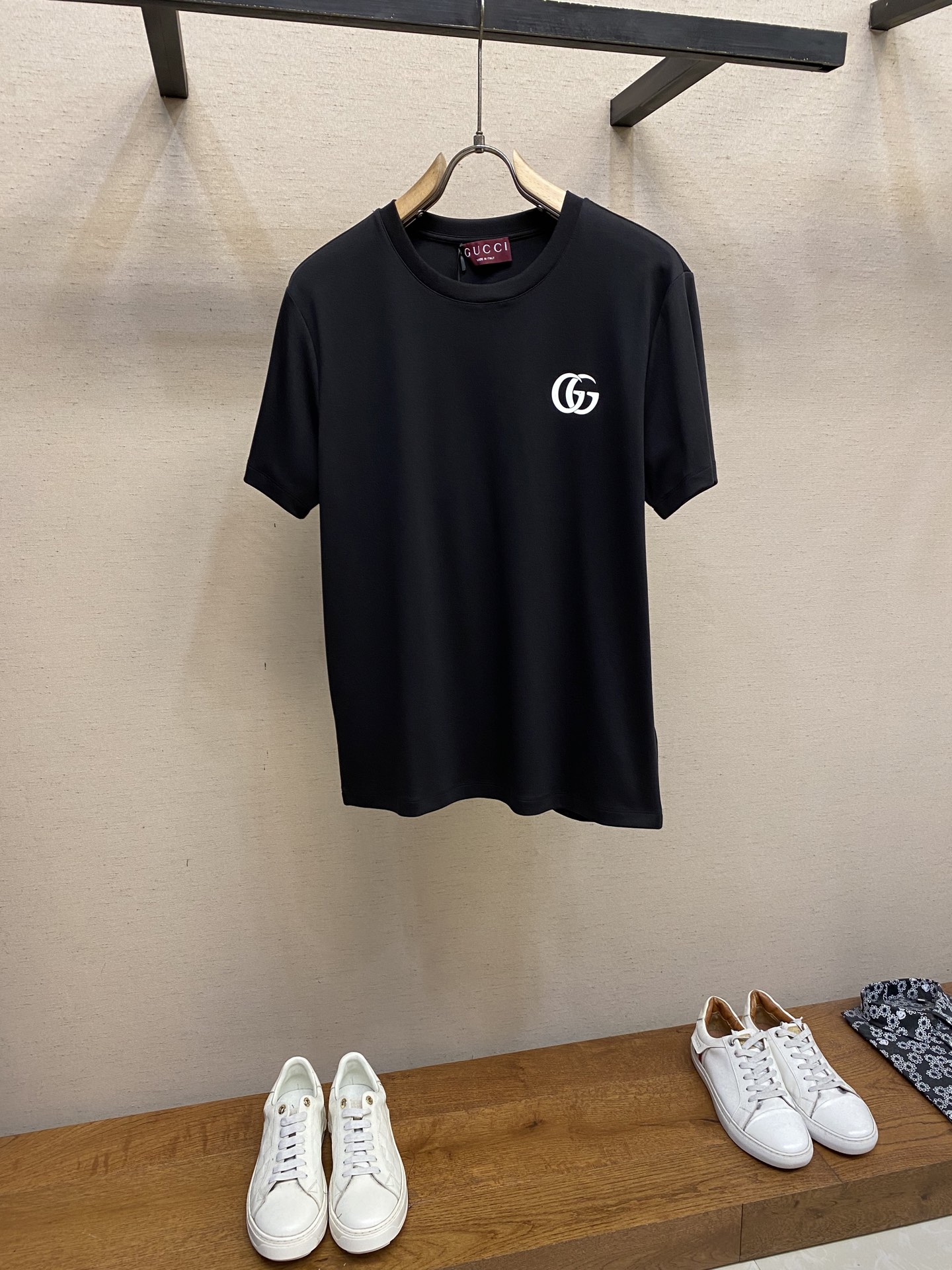 NO:518221,Gucci, new short-sleeved yyds, daily wear, custom-made pure cotton elastic cotton fabric short-sleeved T-shirt, charm lies in creating a simple and luxurious fashion, and feel the unique temperament of the British style at will. The loose style shows a casual and casual style, whether it is matched with jeans, casual pants, or skirts, it can show a unique personality Size 48-56 Color black, white, Gucci, skirts, jeans, T-shirt, tees, t-shirt, alexander wang19860909Gucci,新款短袖yyds 日常出门闭眼搭 定制纯棉弹力棉面料短袖T恤 魅力在于创造了简约奢华感的时尚,随意搭配感受英式风格独特气质. 宽松的版型展现出休闲随意的风格,无论是搭配牛仔裤、休闲裤、还是裙子,都能展现出独特的个性 尺码48-56 颜色黑色,白色,,gucci,skirts,jeans,T-shirt,tees，t-shirt,alexander wang,Men's clothing