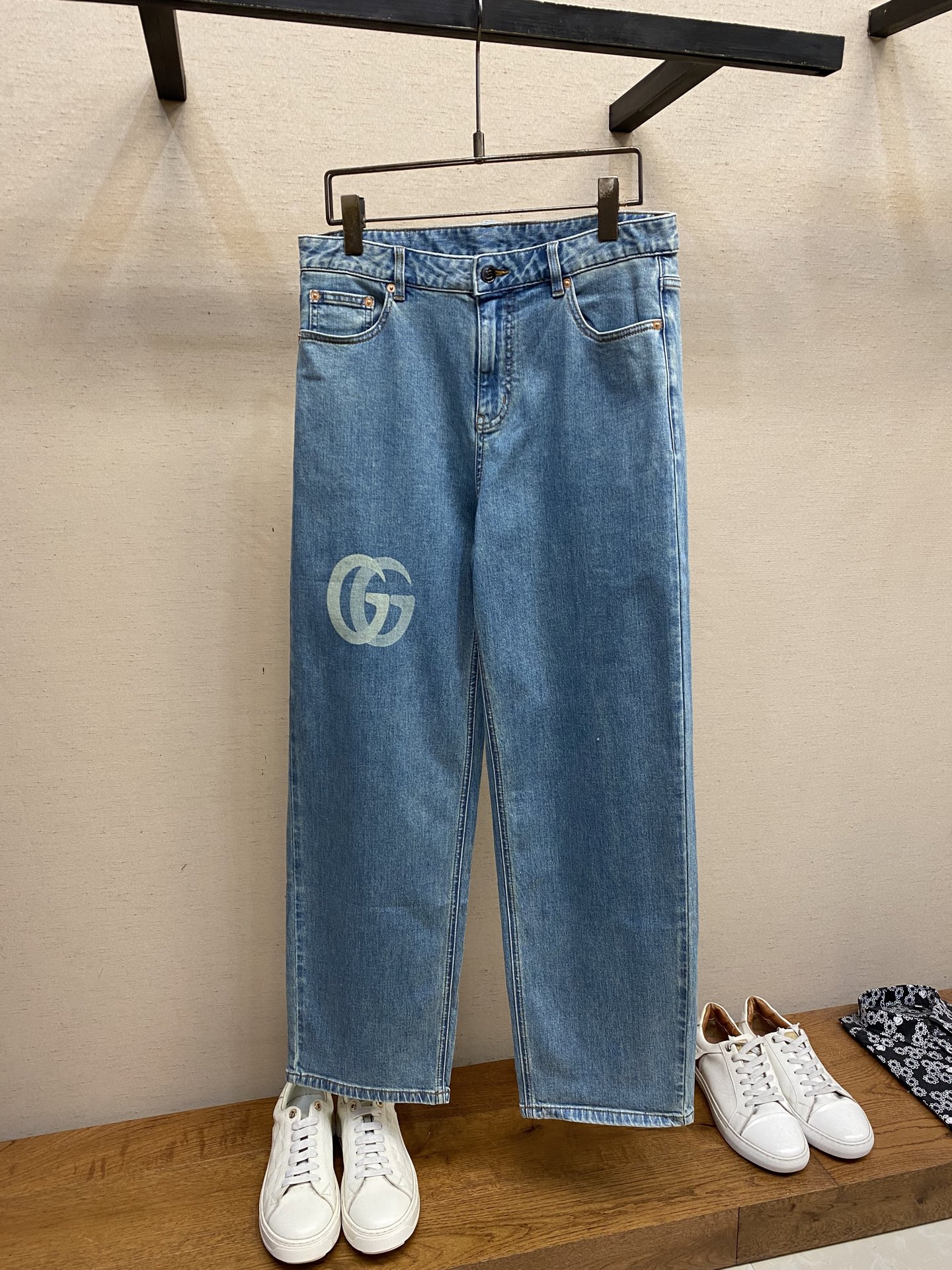NO:518236,Gucci, 2025ss is easy to wear and not picky about body shape. There are no restrictions on matching. It is casual and simple to set off other items to show your style and posture~ I have to give it a thumbs up for its practical wear. The style/detail design is not to be chosen, and whoever wears it looks good. This jeans really have to modify the leg shape more than you imagined. The overall size is mainly comfortable. The trouser legs are just right, making them look slimmer and straight, and easily wear them in long legs all over the screen, and the aura is fully opened!  You can match any style of items, match with various T-shirts/shirts, knitted jackets, you don’t have to worry about matching on your daily trip. Size 30-38, no 37, gucci, jeans, jackets & coats,shirts,tees, t-shirt,alexander wang19860909Gucci,2025ss好穿不挑身材在搭配上没有太多的限制 随意简洁的衬托其他单品,来展现自己的风格姿态～ 对于它的实穿性不得不竖起一个大拇指了,版型／细节设计没得挑,谁穿谁好看.这款牛仔裤真的要比你想象中更加修饰腿型,整体以舒适为主,裤腿大小做的恰到好处,显瘦显腿直,轻松穿出满屏的大长腿,拉长比例气场全开！ 可以百搭任何风格的单品,搭配各种T恤／衬衫,针织外套都可,日常外出不必再为搭配而烦恼了 尺码30-38,无37,,gucci,jeans,jackets & coats,shirts,tees，t-shirt,alexander wang,Men's clothing