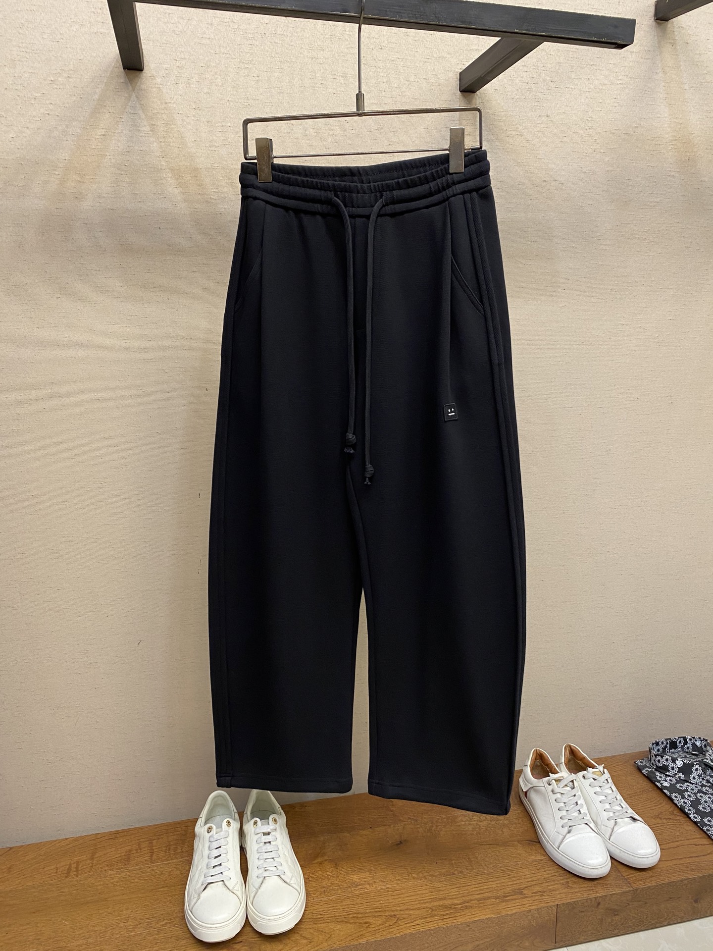 NO:518226,Acne Studios Men's casual pants The latest top-body style is invincible!  This pants are very versatile, elastic waist, and can be worn for daily work. They are the perfect combination of fashionable and leisure and outdoor sports, so whether you wear them normally or outdoors, they are your best choice. Extreme comfort and quick sweating are the most popular key points, improving the comfort of wearing and suitable for aerobics and trail running conditions. This style is a running casual pants with an extremely wide range of applications, allowing you to naturally maintain a love for sports in summer, or you can wear them in casual life. Size S-XL, acne studios, dior, alexander wang19860909Acne Studios 男士休闲裤 最新款上身版型无敌正！ 绝对可以闭眼收的一款 此款裤子非常百搭,弹力腰围,日常上班 户外运动都可以穿着,是时尚休闲与户外运动的完美结合,所以无论您平时穿或者户外穿都是您的最佳选择. 极致舒适和快速排汗是备受青睐的重点,提升穿着舒适度,适合有氧运动和越野跑条件下穿着,此款是一件适用范围极其广泛的跑步休闲裤,让你在夏天自然可以保持对运动热爱,也可以在休闲生活中穿着 尺码S-XL,,acne studios,dior,alexander wang,Men's clothing