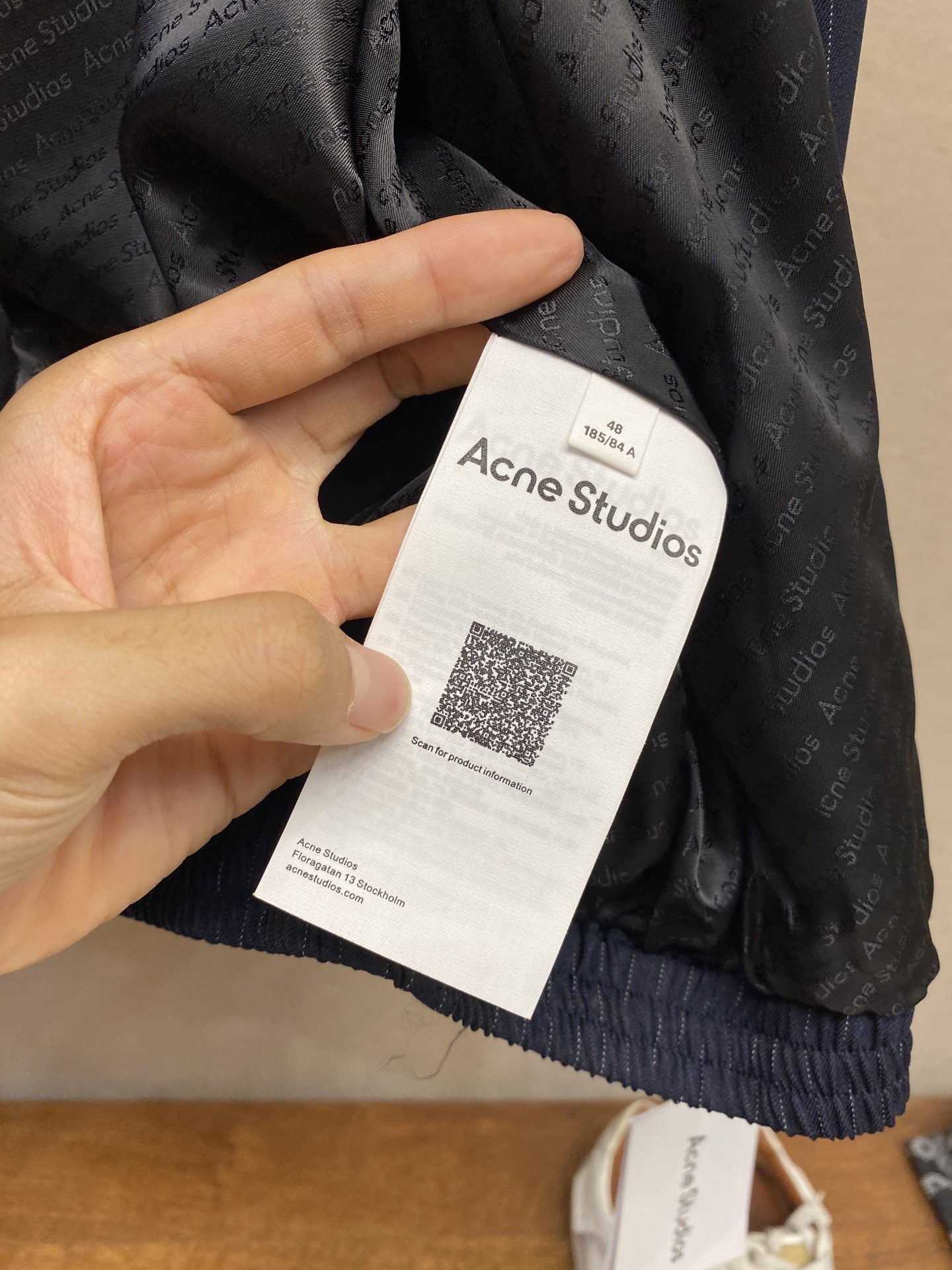 P330🌟🌟 Acen Studios刺绣条纹拉链夹克
面料选择:
选用97%粘胶纤维和少量氨纶和涤纶混纺而成的细条纹面料。粘胶纤维提供了绝大部分亲肤感、透气性、吸湿性和垂坠感,触感柔顺。氨纶的加入赋予面料出色的弹性,使穿着起来无束缚感,避免纯黏胶纤维产生的垮塌感,保持版型。因纤维特性易于面料染色,使得色彩饱和度,条纹图案清晰度大大提升。
工艺:
胸前饰有的蝴蝶结刺绣通过电脑绣花机精准的计算系统联动双轴直线导轨驱动绣框,布料框架在水平和垂直方向精准移动,确保线迹整洁无浮现,形成误差在上下0.1mm的精细微凸起图案。
尺码:S-XL