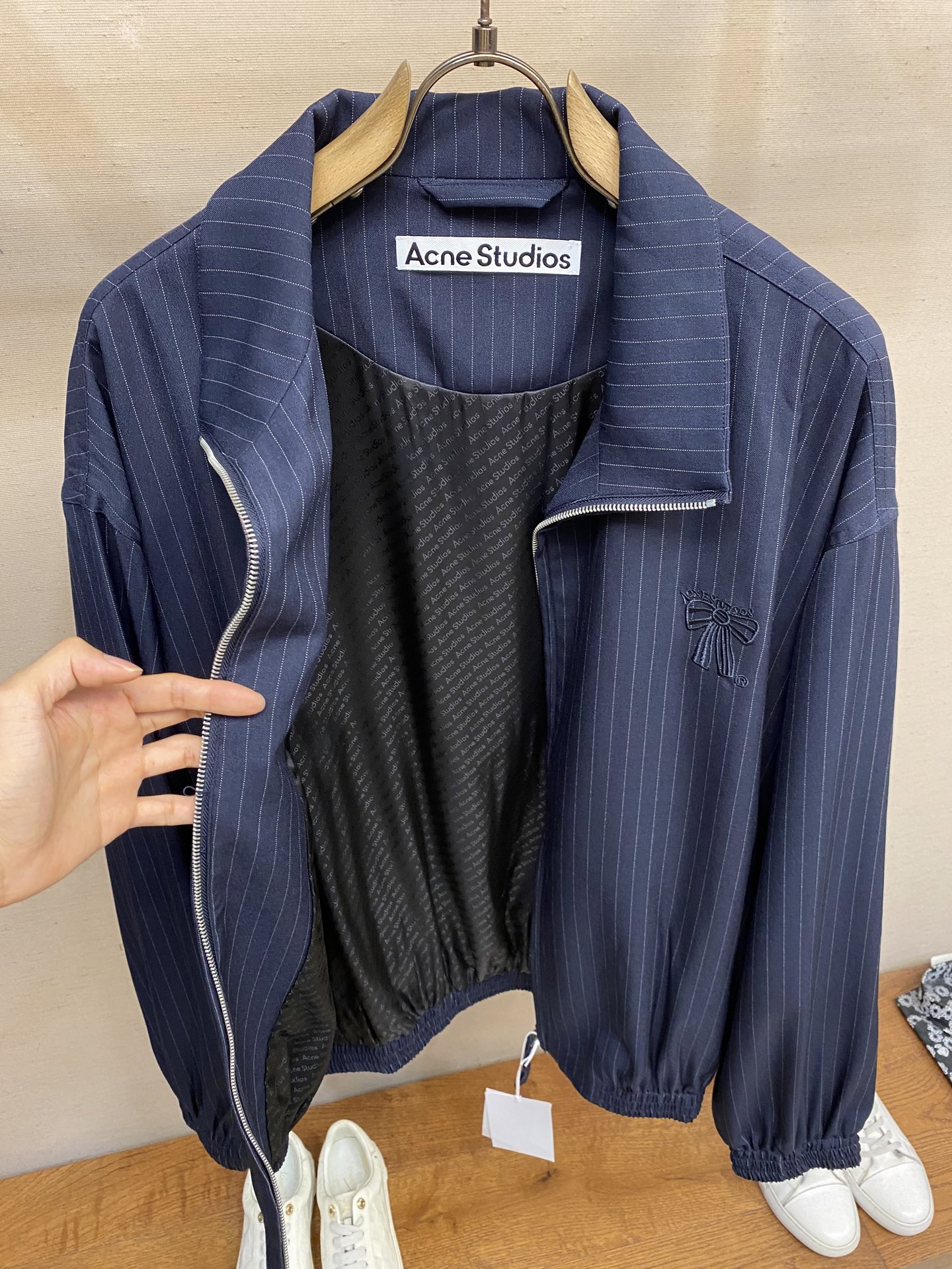 P330🌟🌟 Acen Studios刺绣条纹拉链夹克
面料选择:
选用97%粘胶纤维和少量氨纶和涤纶混纺而成的细条纹面料。粘胶纤维提供了绝大部分亲肤感、透气性、吸湿性和垂坠感,触感柔顺。氨纶的加入赋予面料出色的弹性,使穿着起来无束缚感,避免纯黏胶纤维产生的垮塌感,保持版型。因纤维特性易于面料染色,使得色彩饱和度,条纹图案清晰度大大提升。
工艺:
胸前饰有的蝴蝶结刺绣通过电脑绣花机精准的计算系统联动双轴直线导轨驱动绣框,布料框架在水平和垂直方向精准移动,确保线迹整洁无浮现,形成误差在上下0.1mm的精细微凸起图案。
尺码:S-XL