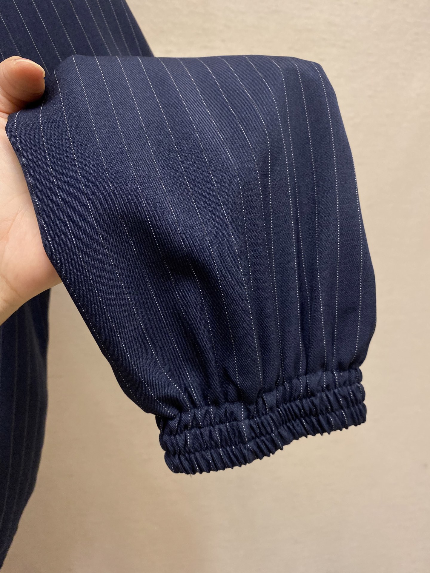 P330🌟🌟 Acen Studios刺绣条纹拉链夹克
面料选择:
选用97%粘胶纤维和少量氨纶和涤纶混纺而成的细条纹面料。粘胶纤维提供了绝大部分亲肤感、透气性、吸湿性和垂坠感,触感柔顺。氨纶的加入赋予面料出色的弹性,使穿着起来无束缚感,避免纯黏胶纤维产生的垮塌感,保持版型。因纤维特性易于面料染色,使得色彩饱和度,条纹图案清晰度大大提升。
工艺:
胸前饰有的蝴蝶结刺绣通过电脑绣花机精准的计算系统联动双轴直线导轨驱动绣框,布料框架在水平和垂直方向精准移动,确保线迹整洁无浮现,形成误差在上下0.1mm的精细微凸起图案。
尺码:S-XL